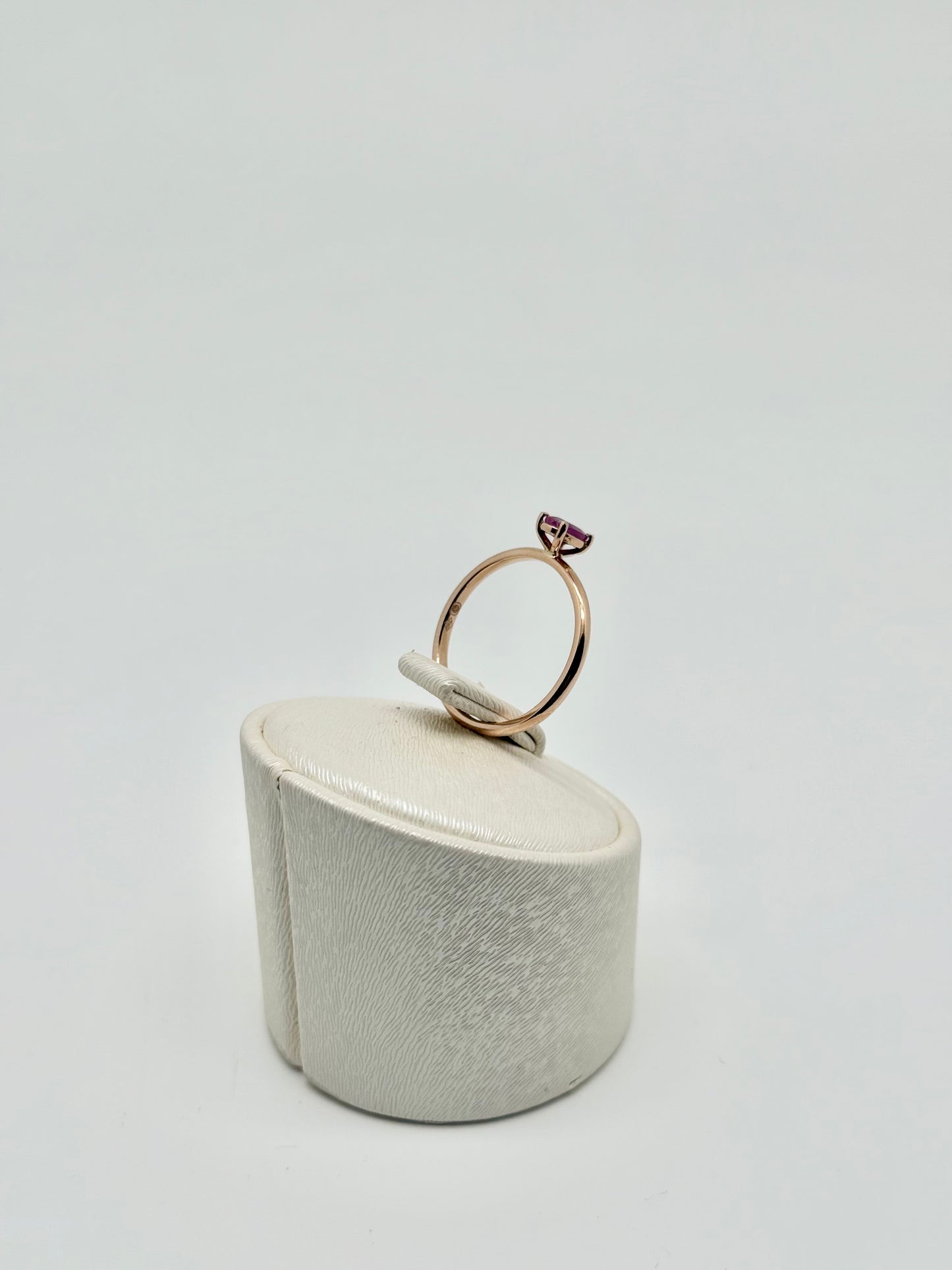 Roségouden solitaire ring bezet met een natuurlijke robijn van 0,20 karaat