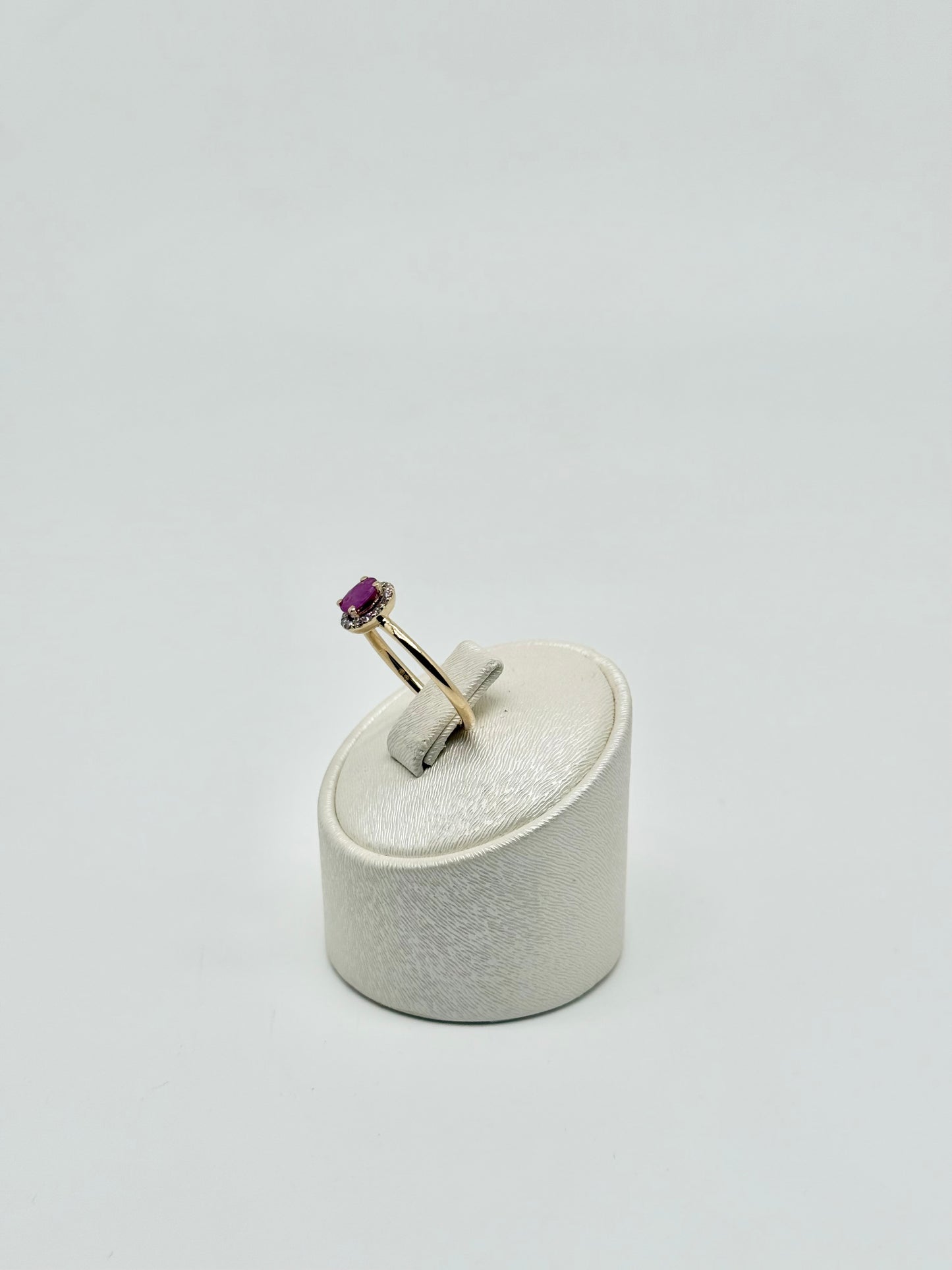 18-carat yellow gold (750/1000) solitaire ring set with a 0.20 ct ruby