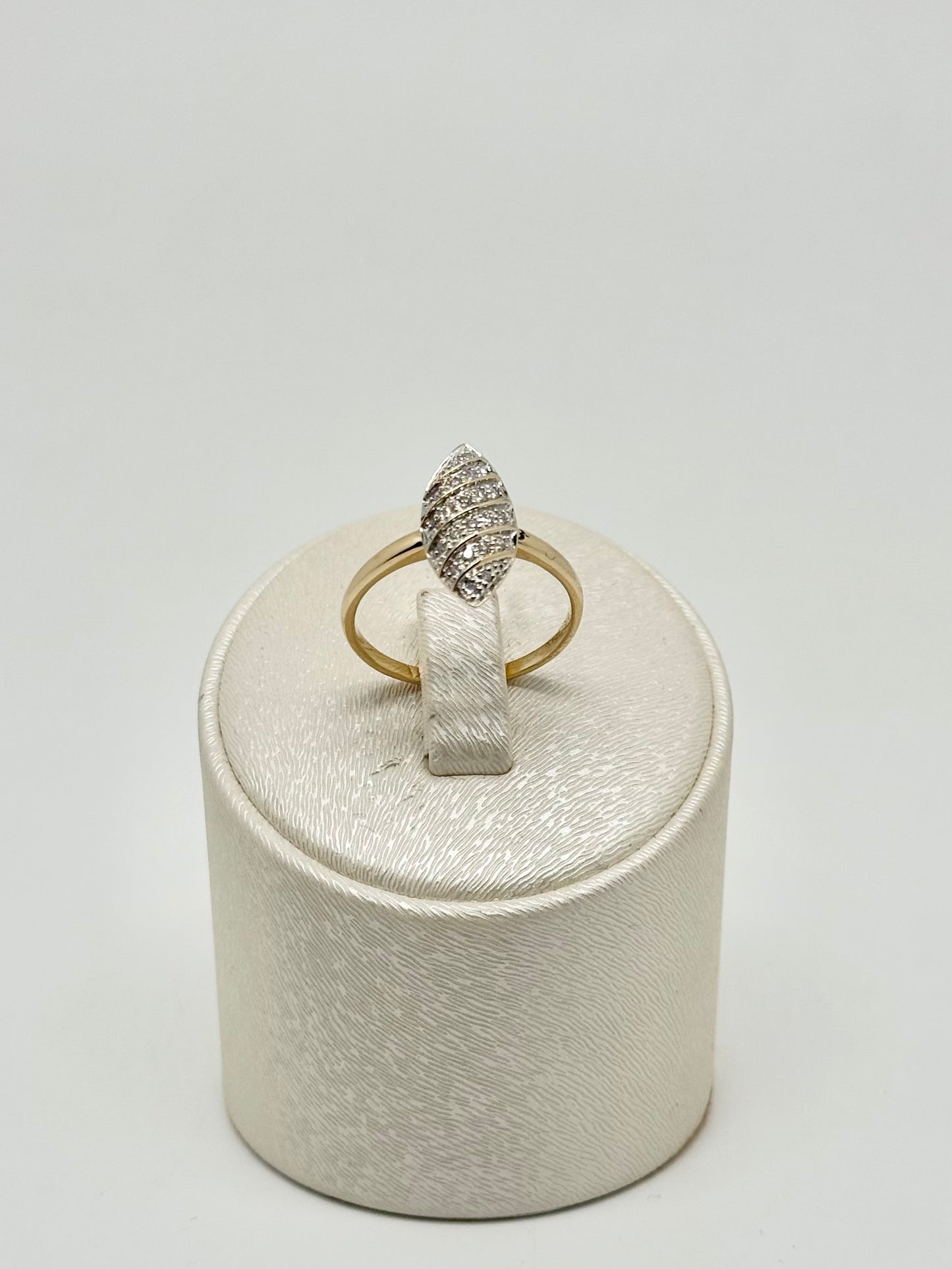 Yellow gold ring, 0.16ct diamonds