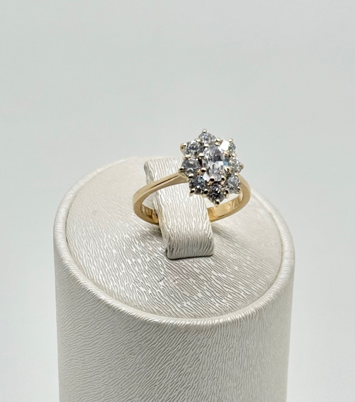 Yellow gold ring set with zircons, 18 carats/750, 3.55 g