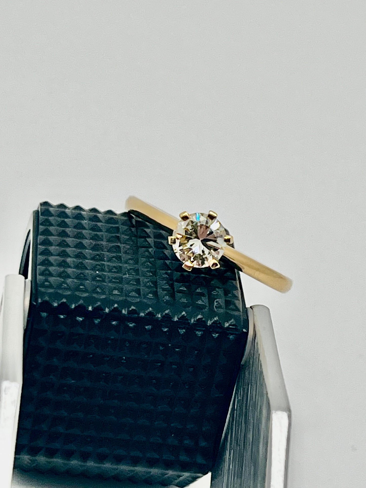 Geelgouden ring met natuurlijke diamant