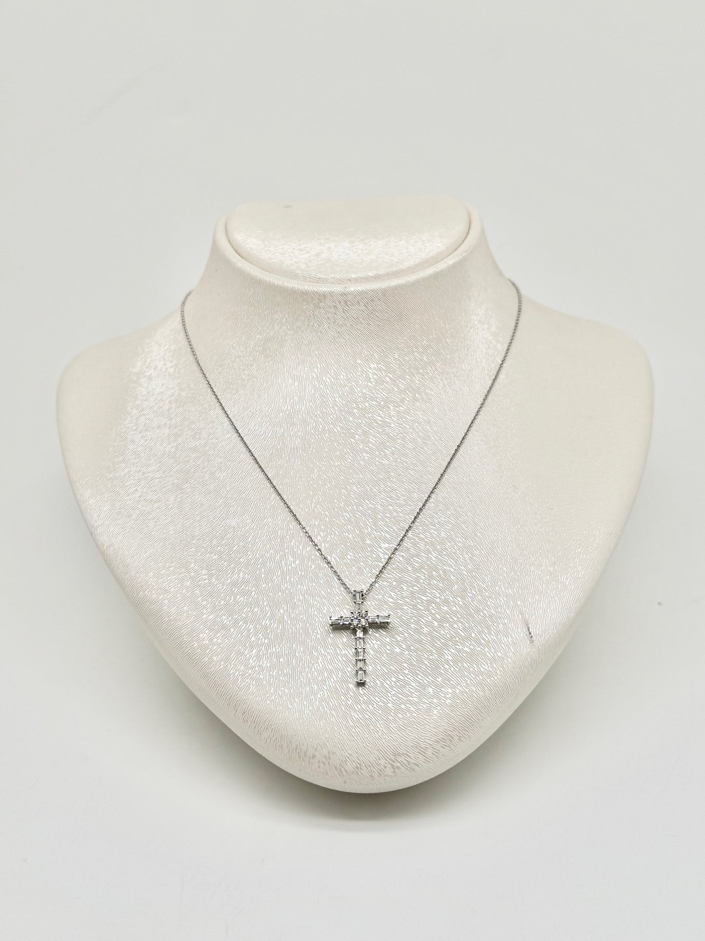 18-carat (750/1000) white gold necklace with a cross pendant set with natural diamonds