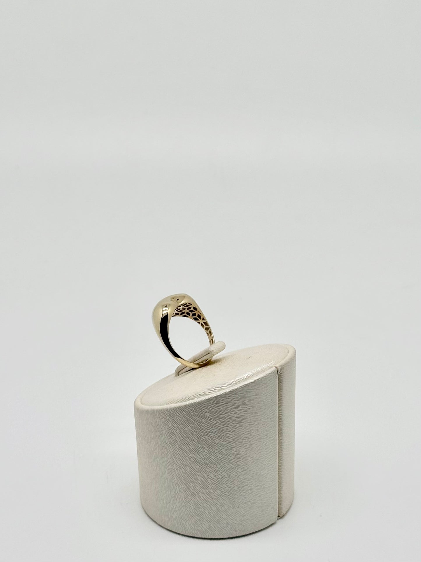 Yellow gold 'heart' ring, 3.86g