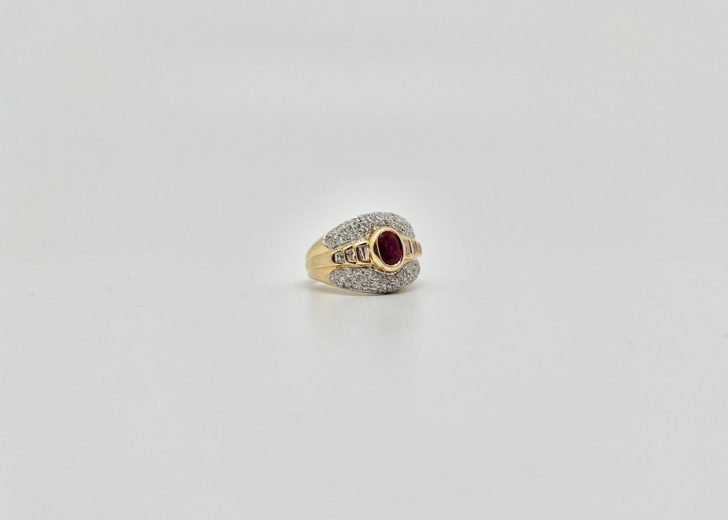 Ring van geelgoud met diamant en robijn