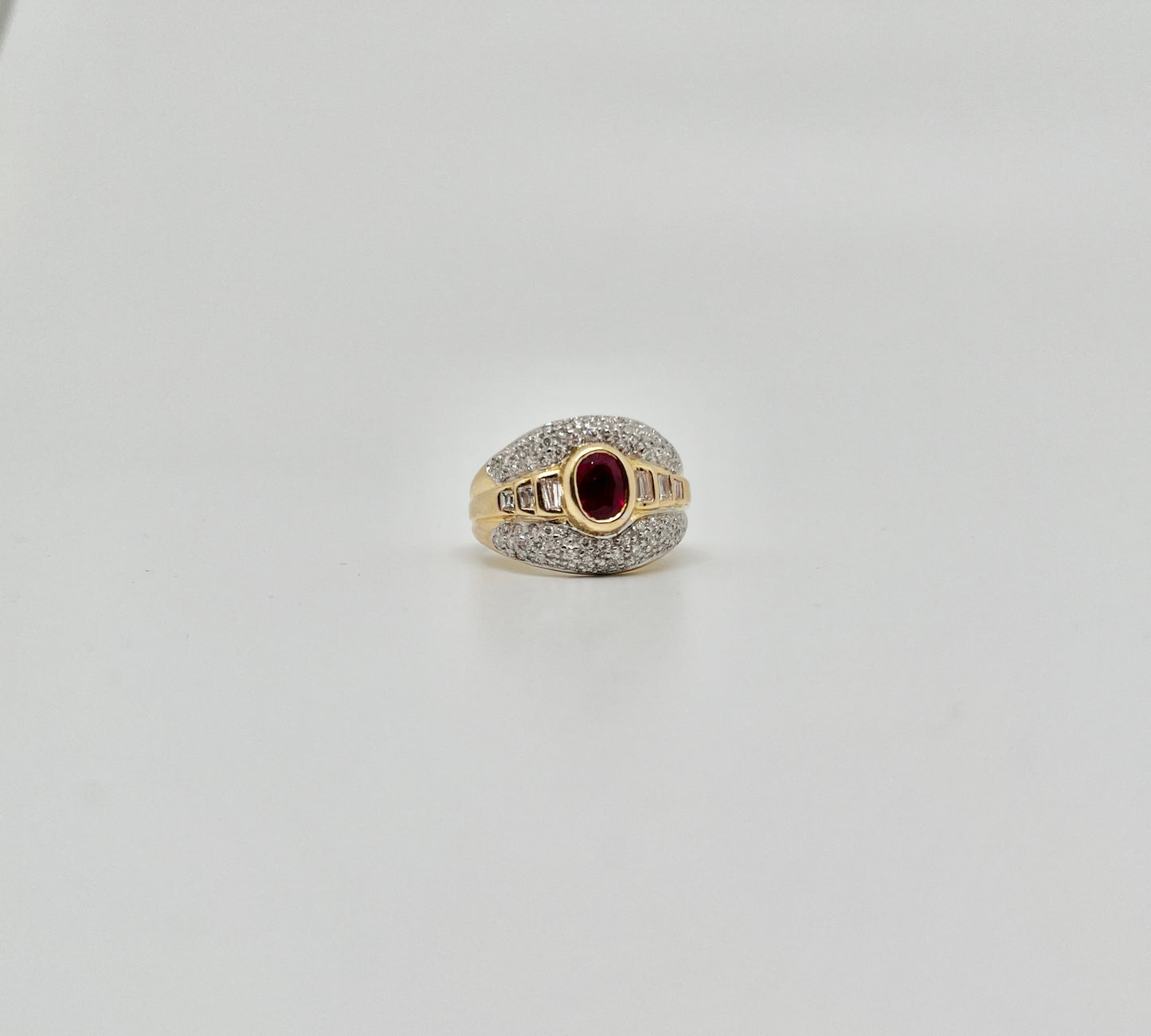 Ring van geelgoud met diamant en robijn