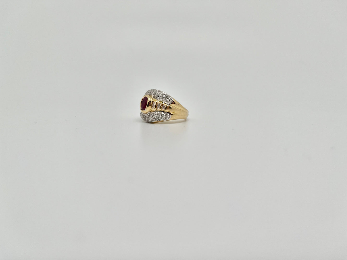 Ring van geelgoud met diamant en robijn