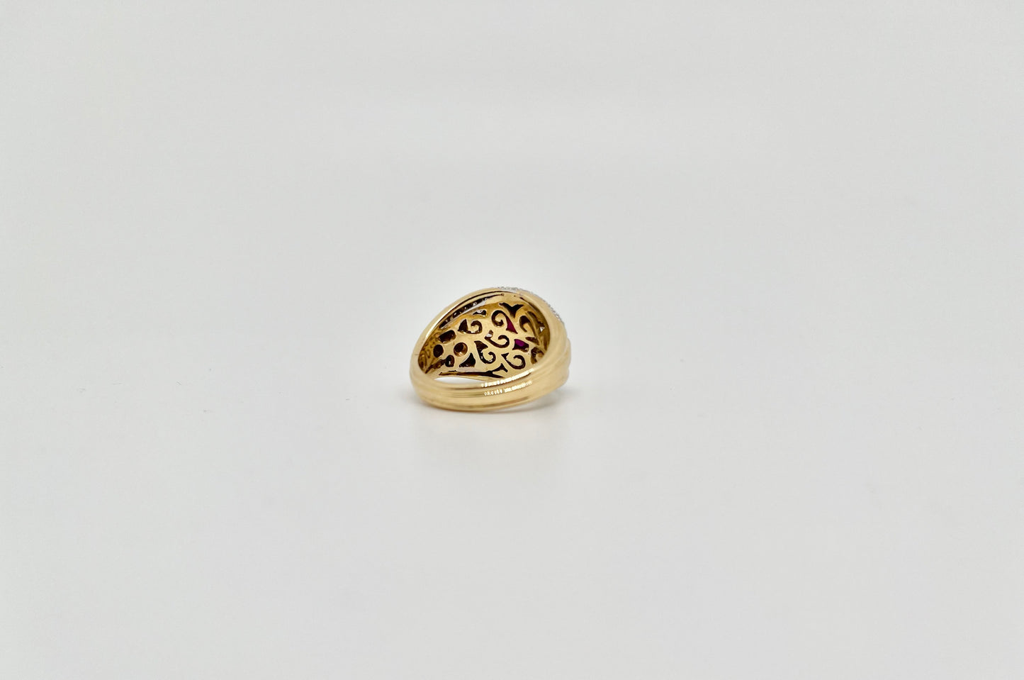 Ring van geelgoud met diamant en robijn