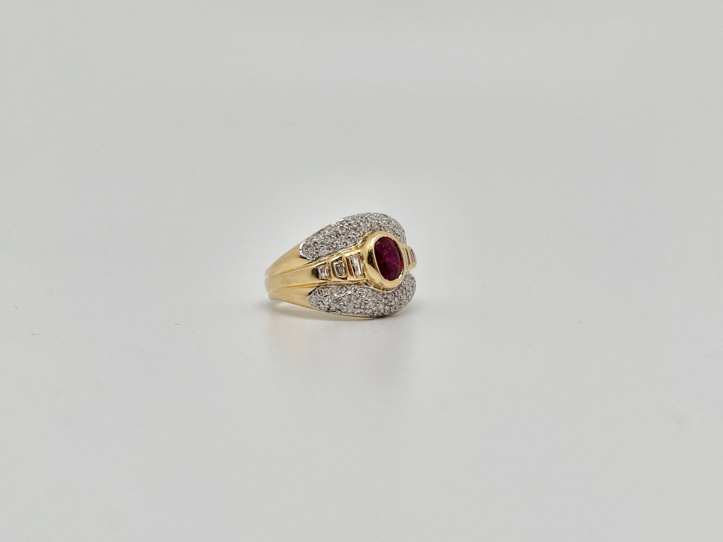Ring van geelgoud met diamant en robijn
