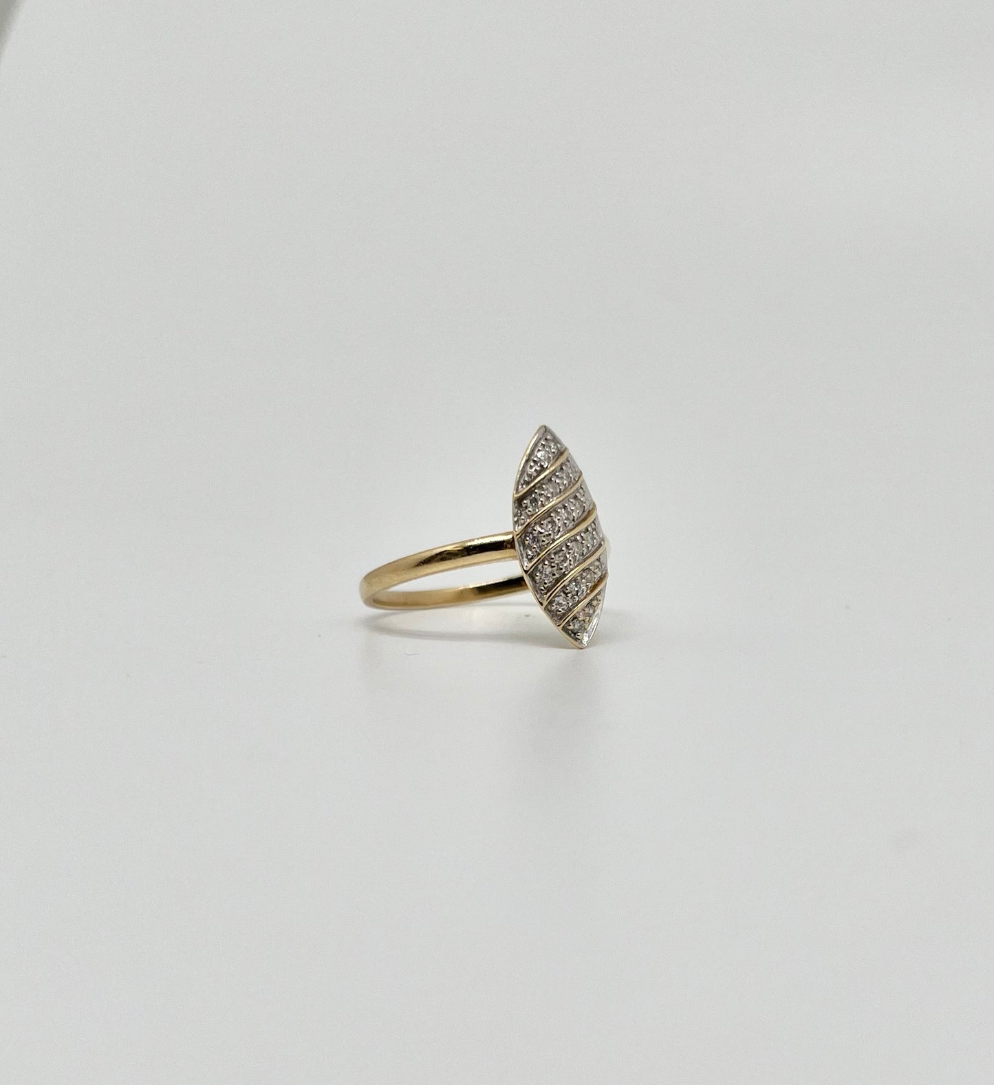 Ring van geel goud, 0,16 karaat diamanten
