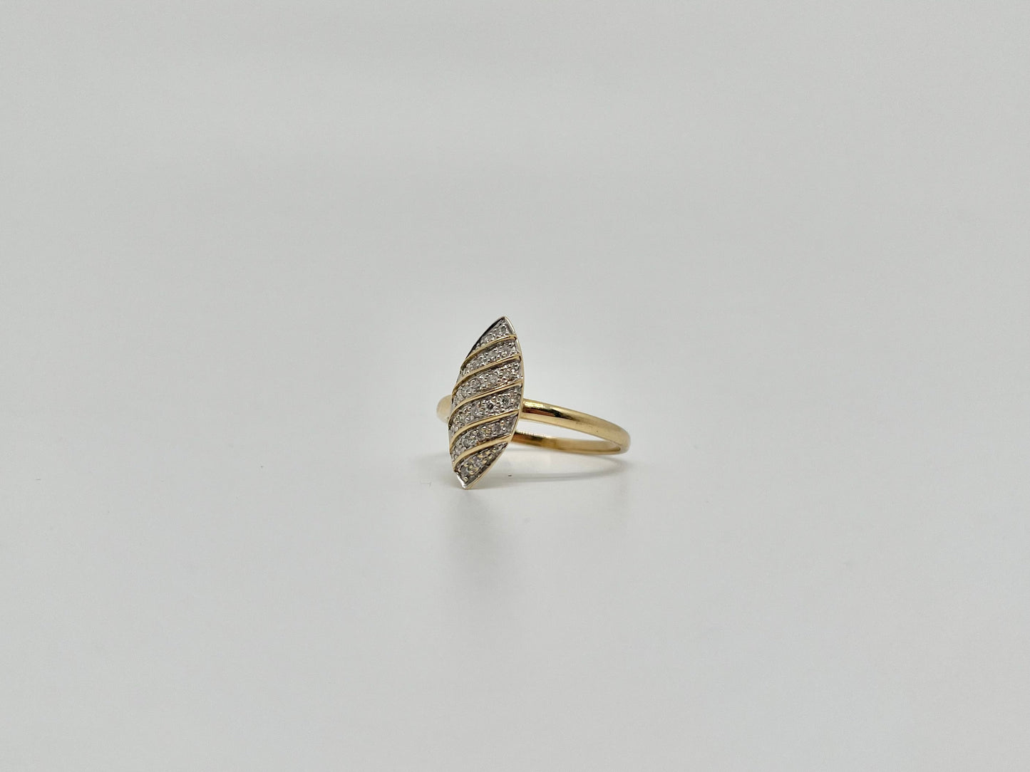 Ring van geel goud, 0,16 karaat diamanten