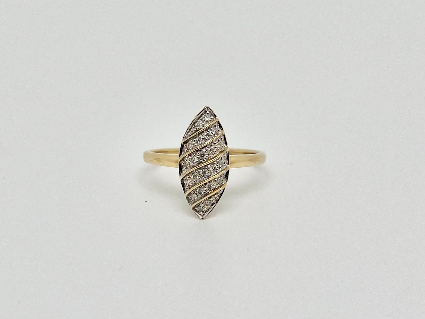 Ring van geel goud, 0,16 karaat diamanten