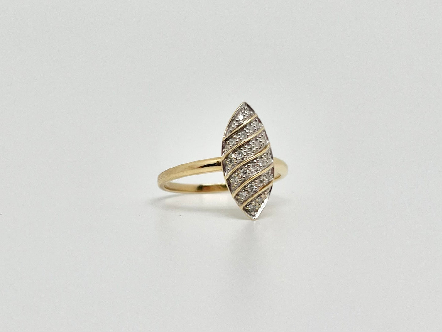 Ring van geel goud, 0,16 karaat diamanten
