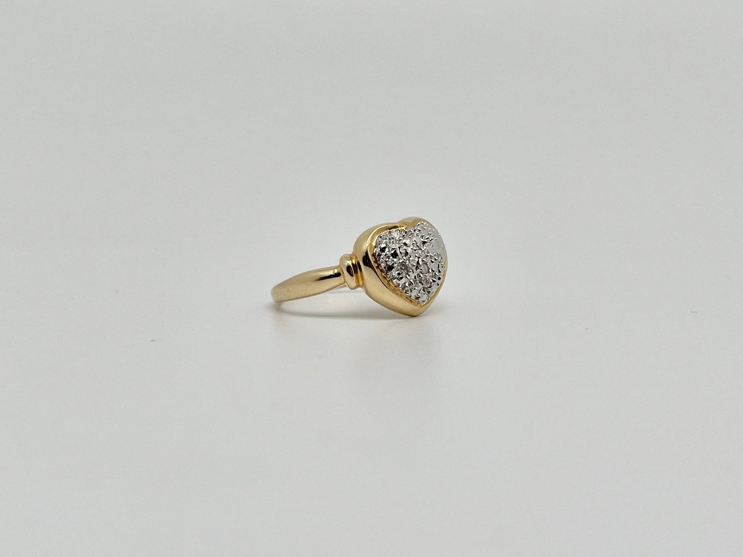 Geelgouden ring met hartmotief