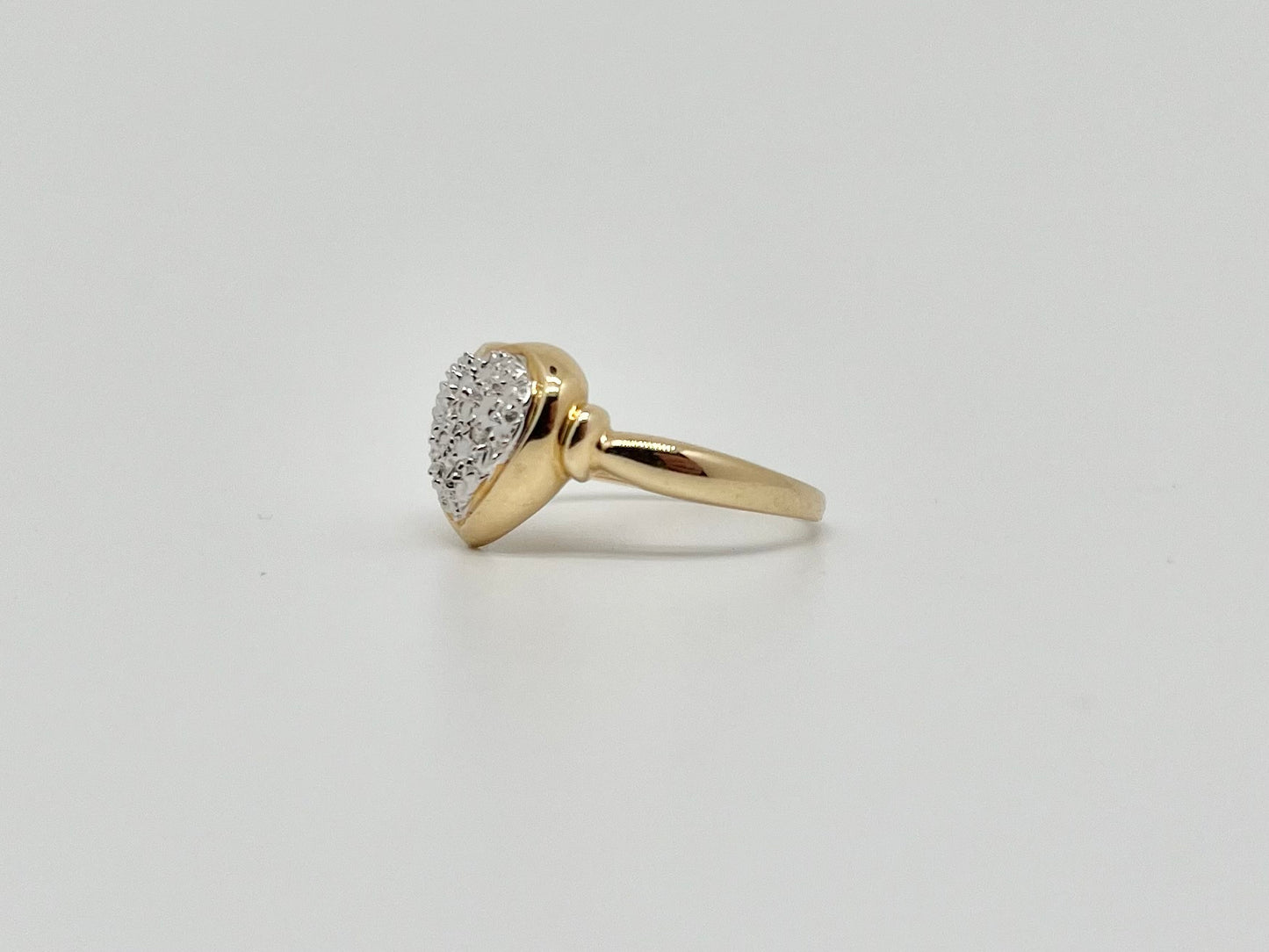 Geelgouden ring met hartmotief