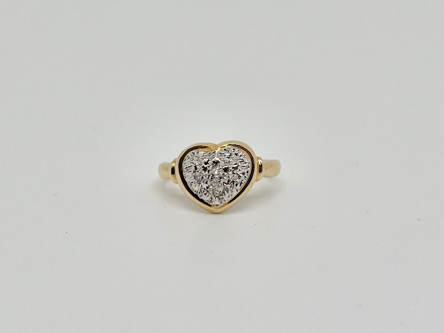 Geelgouden ring met hartmotief