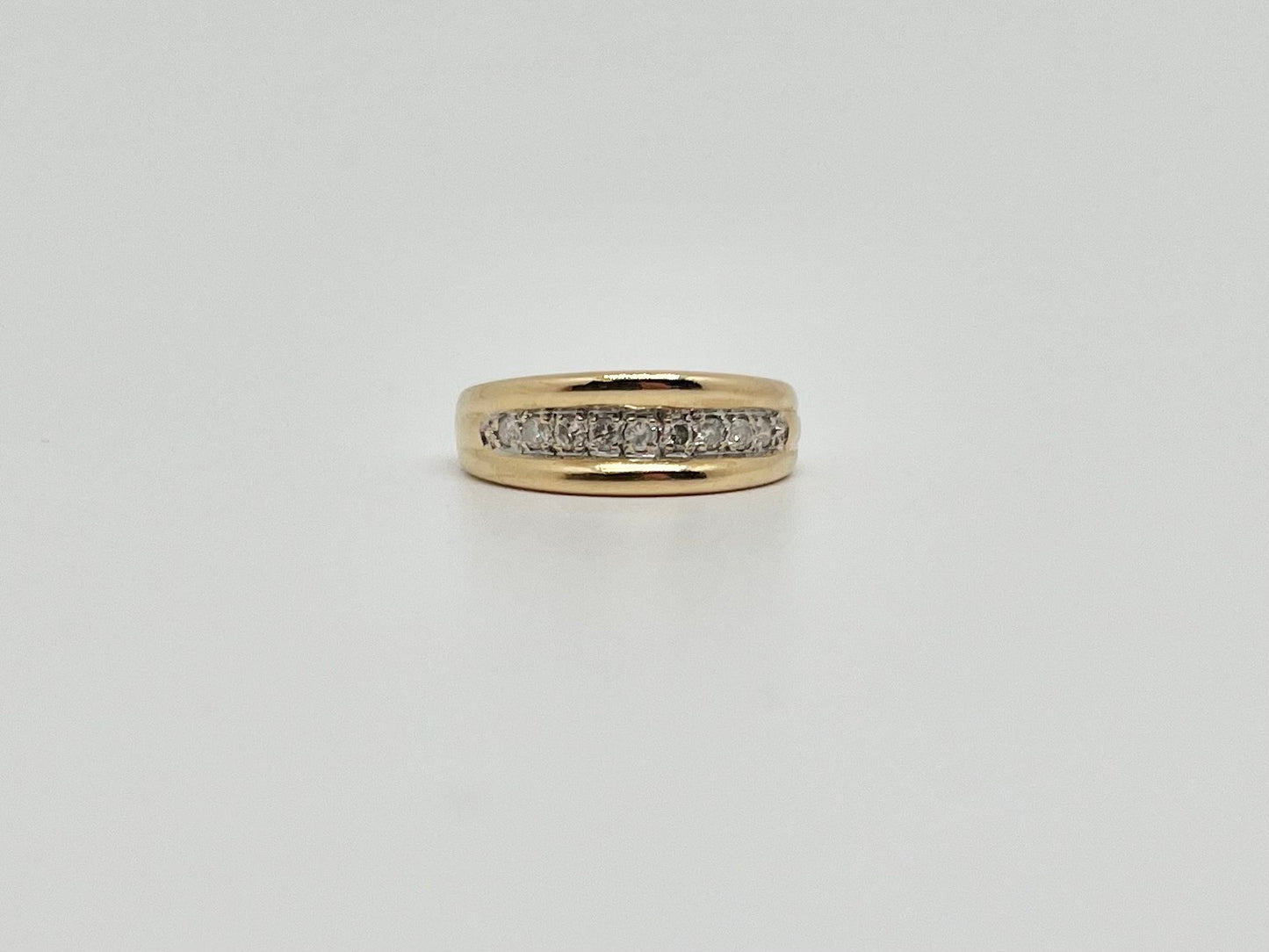 Geelgouden ring met natuurlijke diamanten