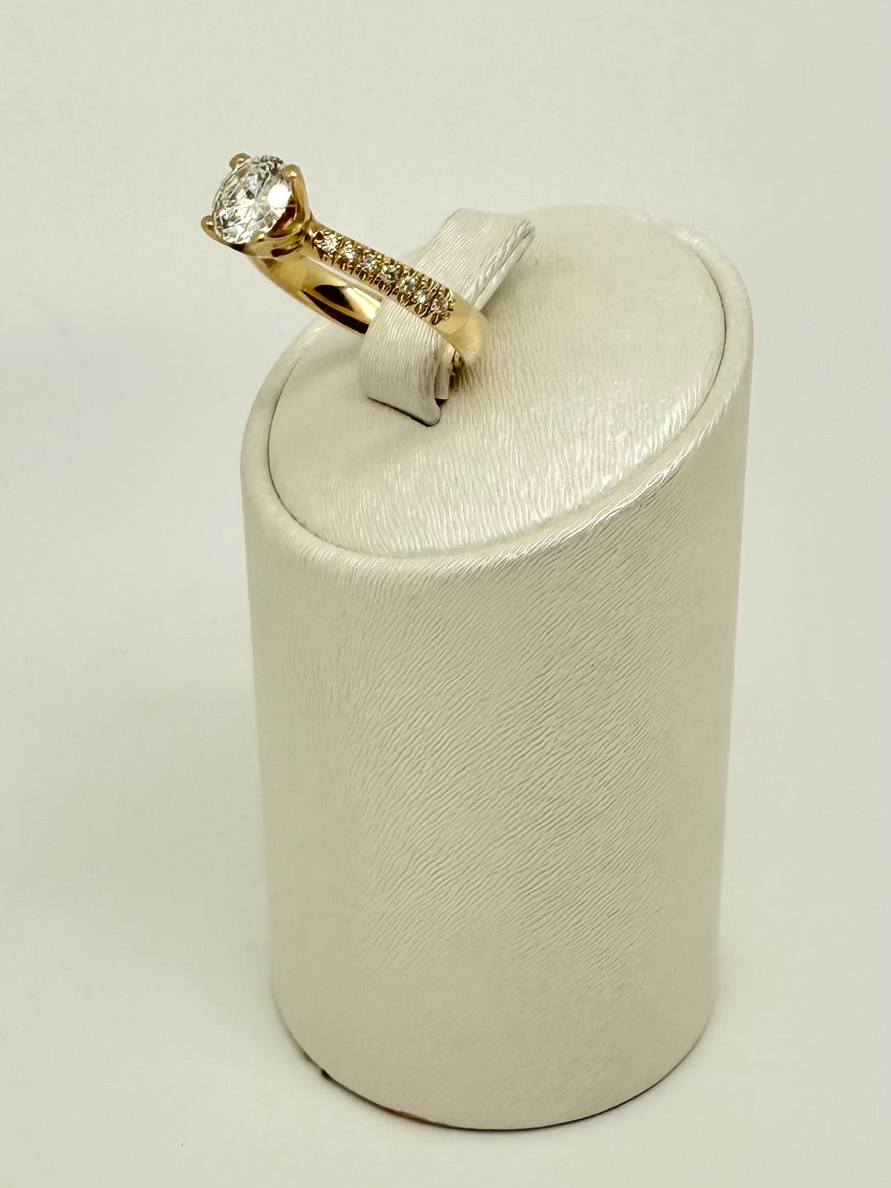 Geelgouden ring met natuurlijke diamant