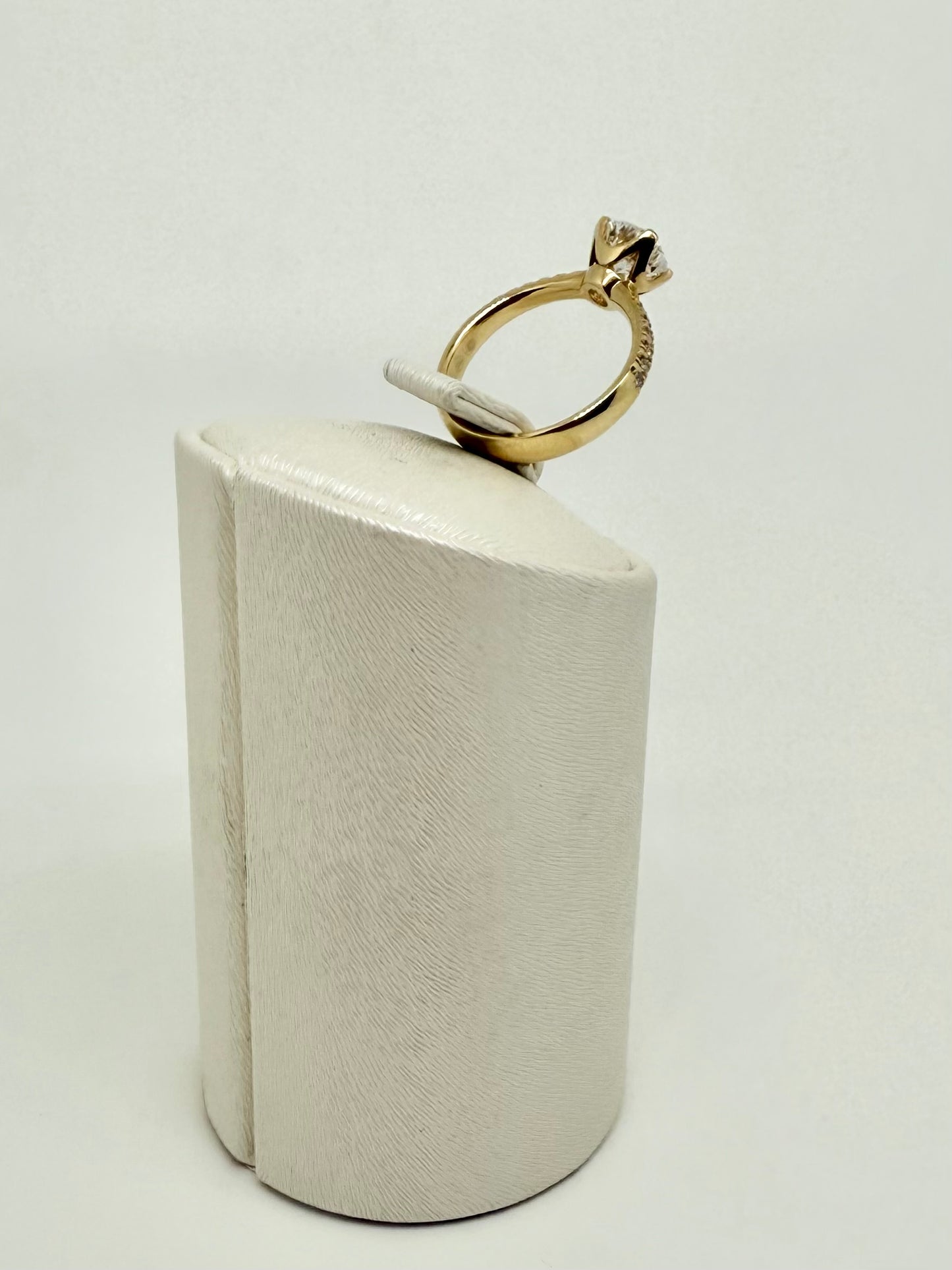 Geelgouden ring met natuurlijke diamant