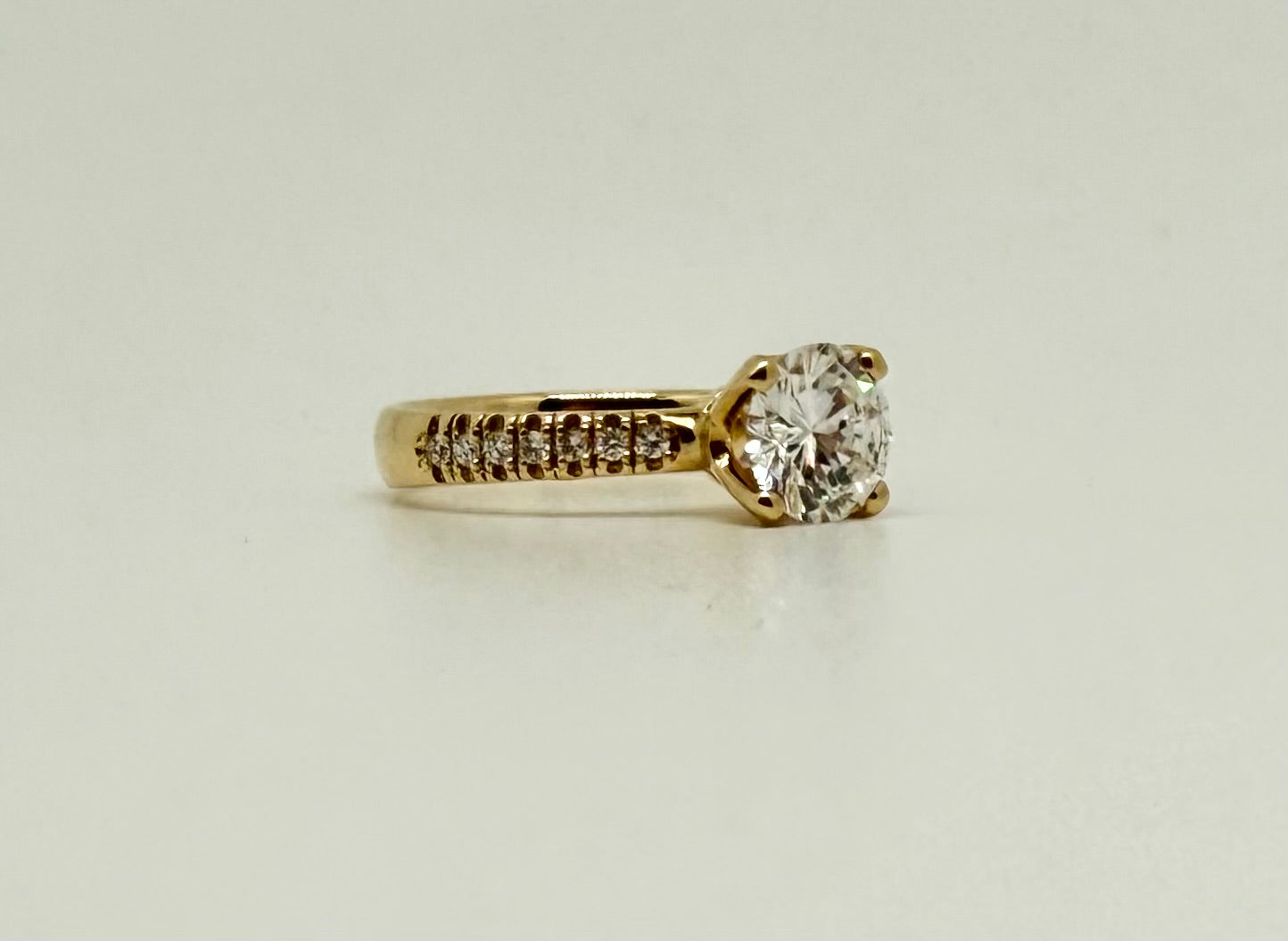 Geelgouden ring met natuurlijke diamant