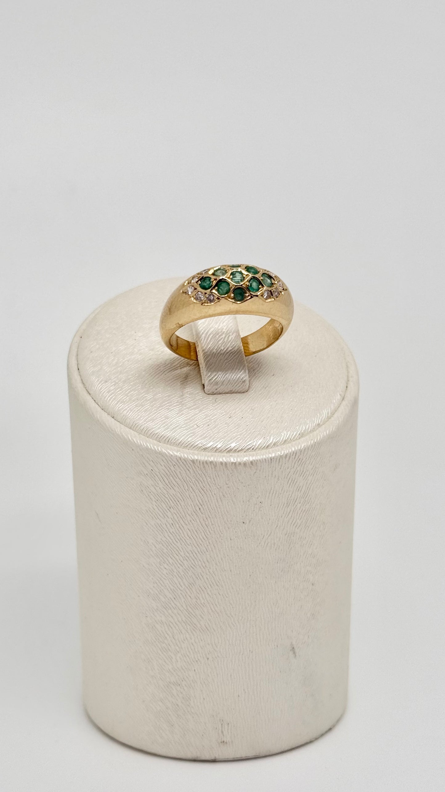 Geelgouden ring bezet met natuurlijke diamanten en smaragd