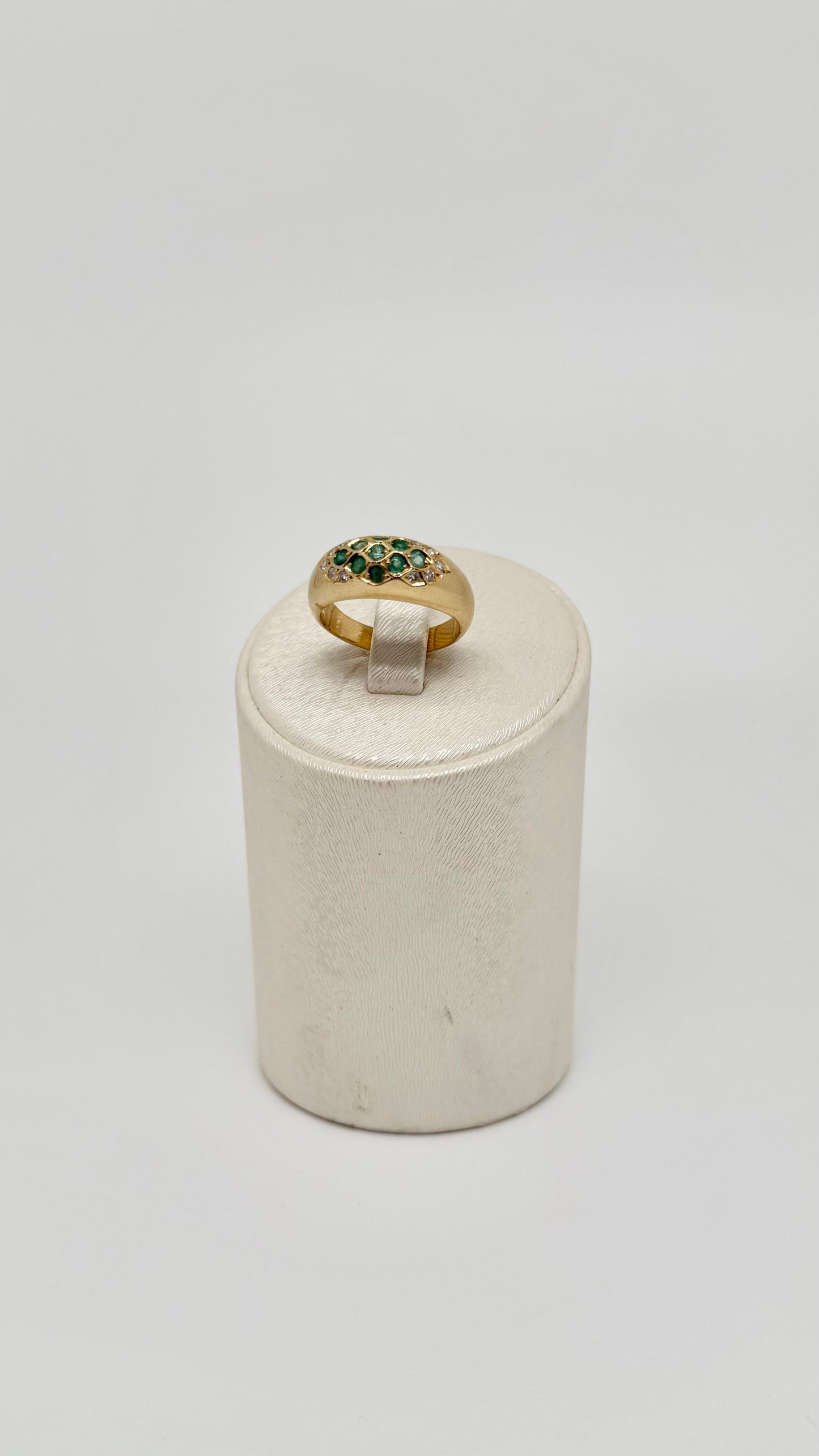 Geelgouden ring bezet met natuurlijke diamanten en smaragd
