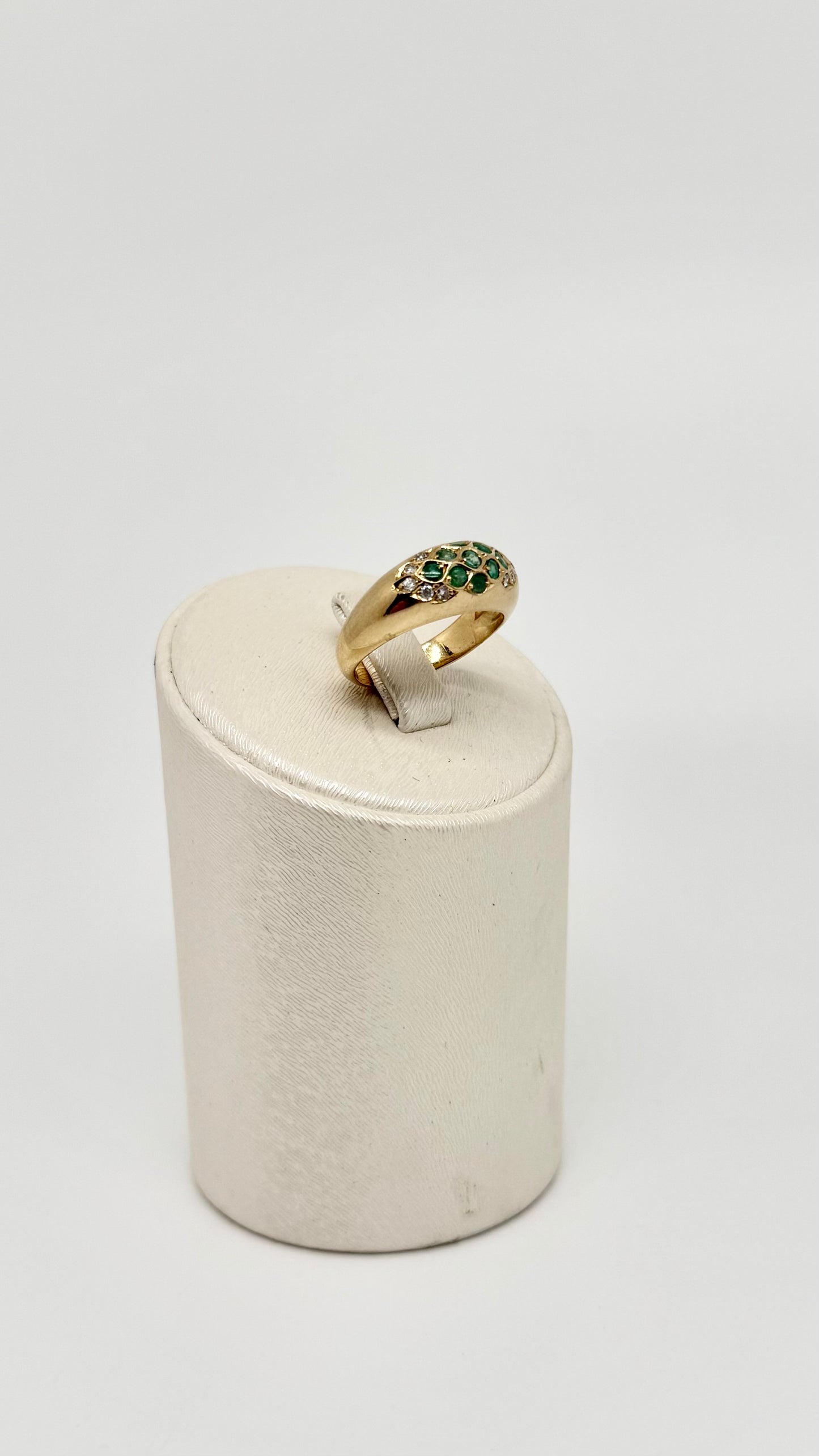 Geelgouden ring bezet met natuurlijke diamanten en smaragd