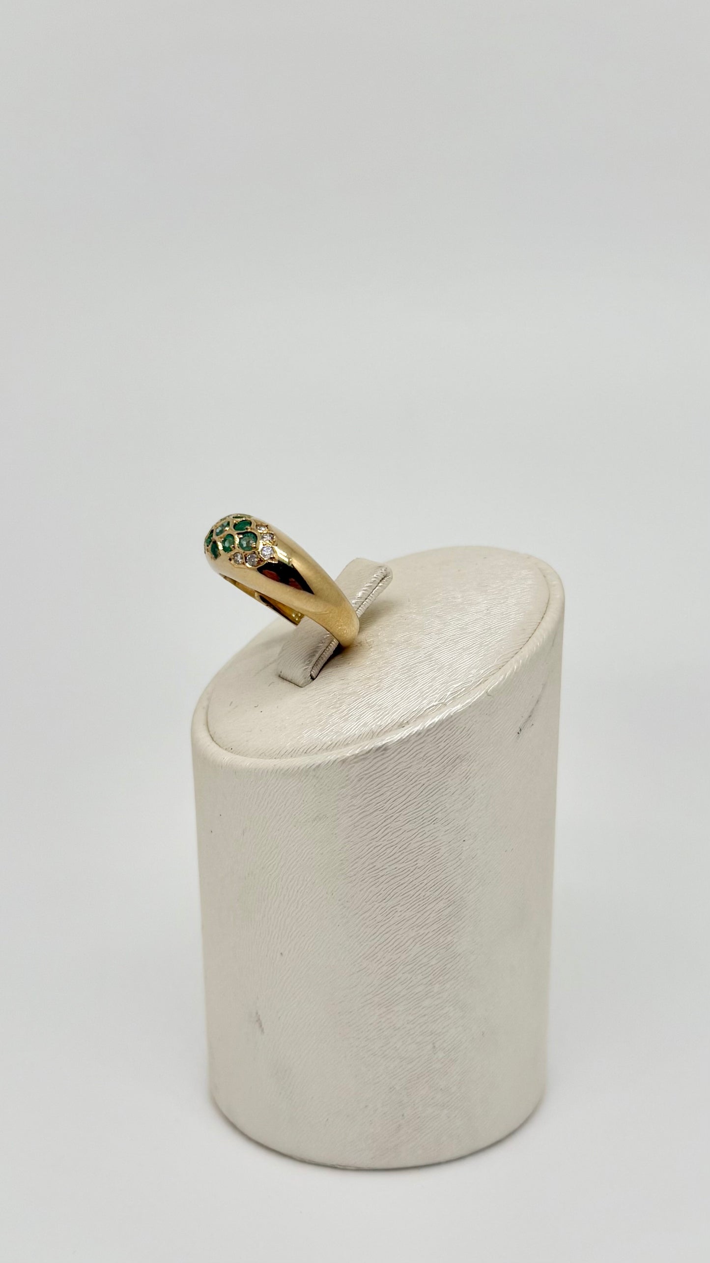 Geelgouden ring bezet met natuurlijke diamanten en smaragd