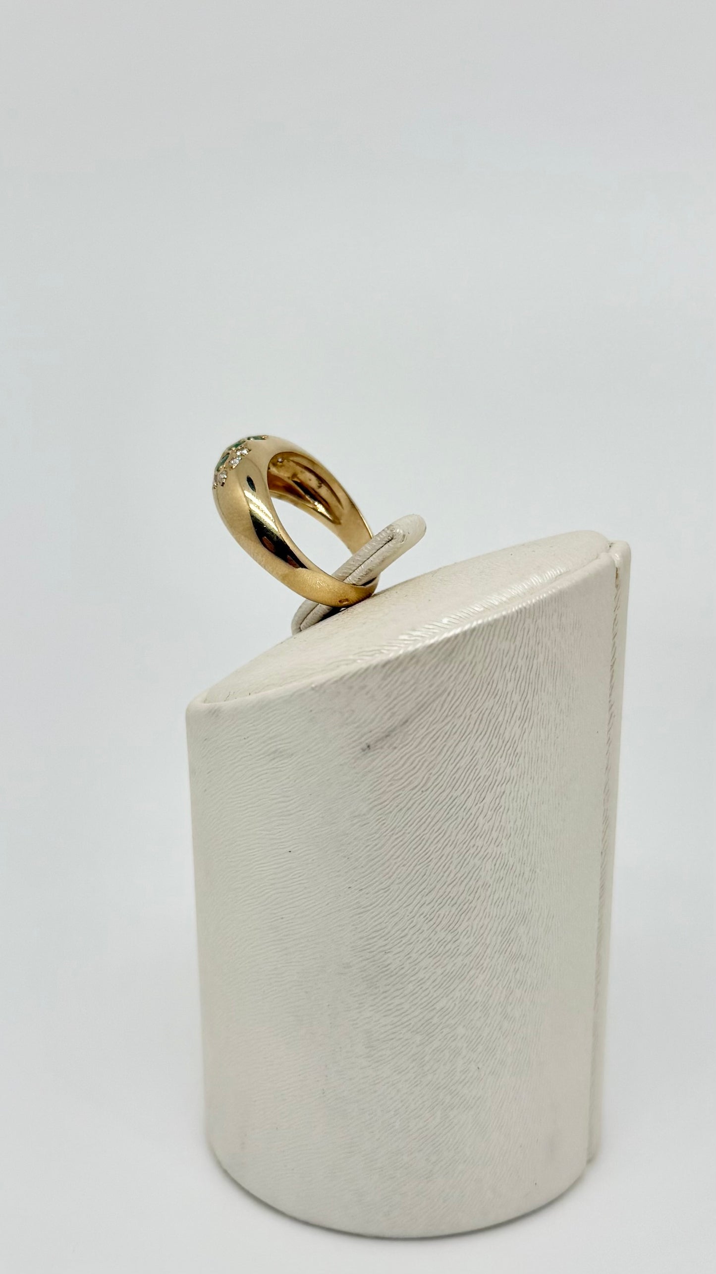 Geelgouden ring bezet met natuurlijke diamanten en smaragd