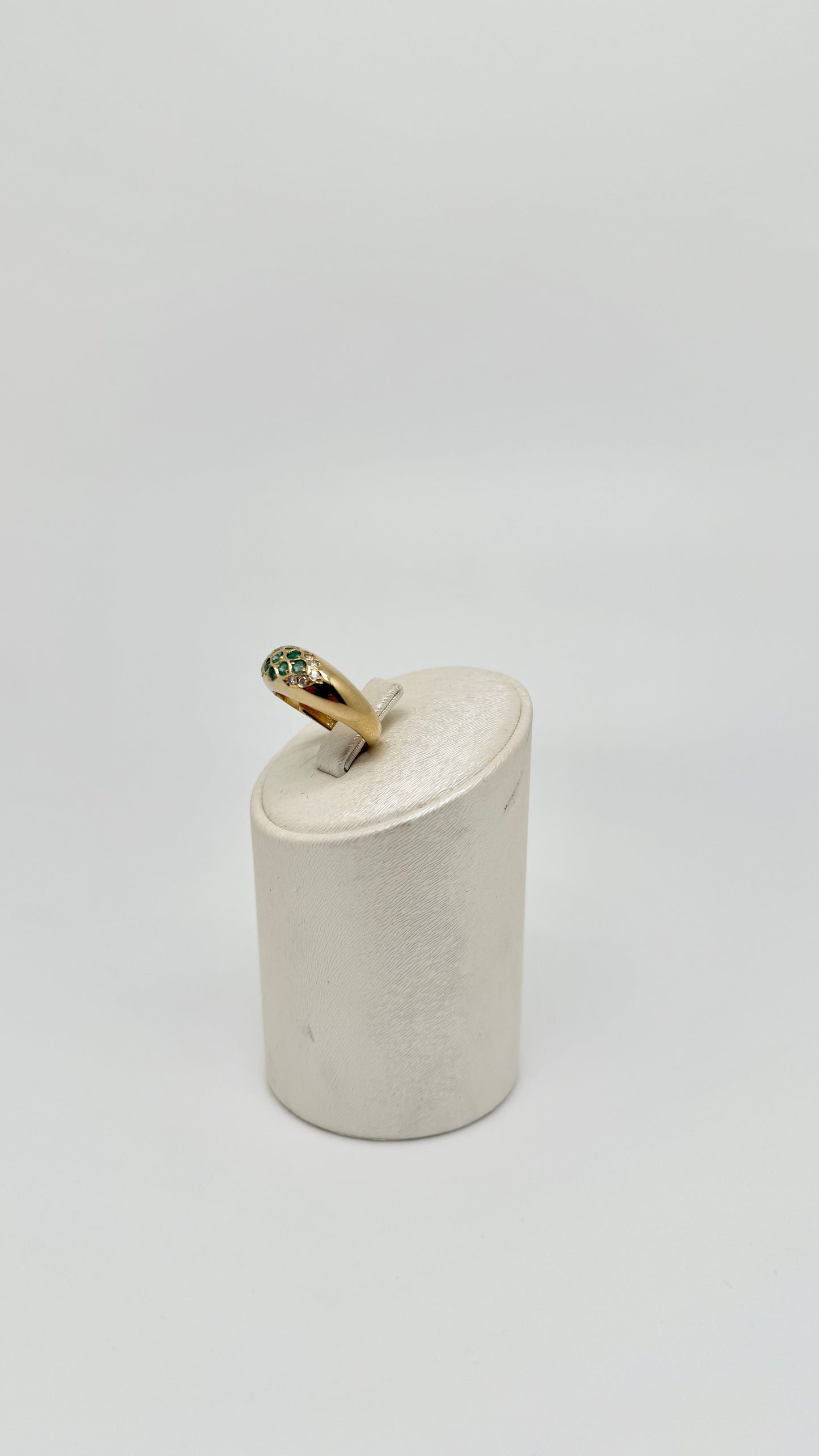 Geelgouden ring bezet met natuurlijke diamanten en smaragd