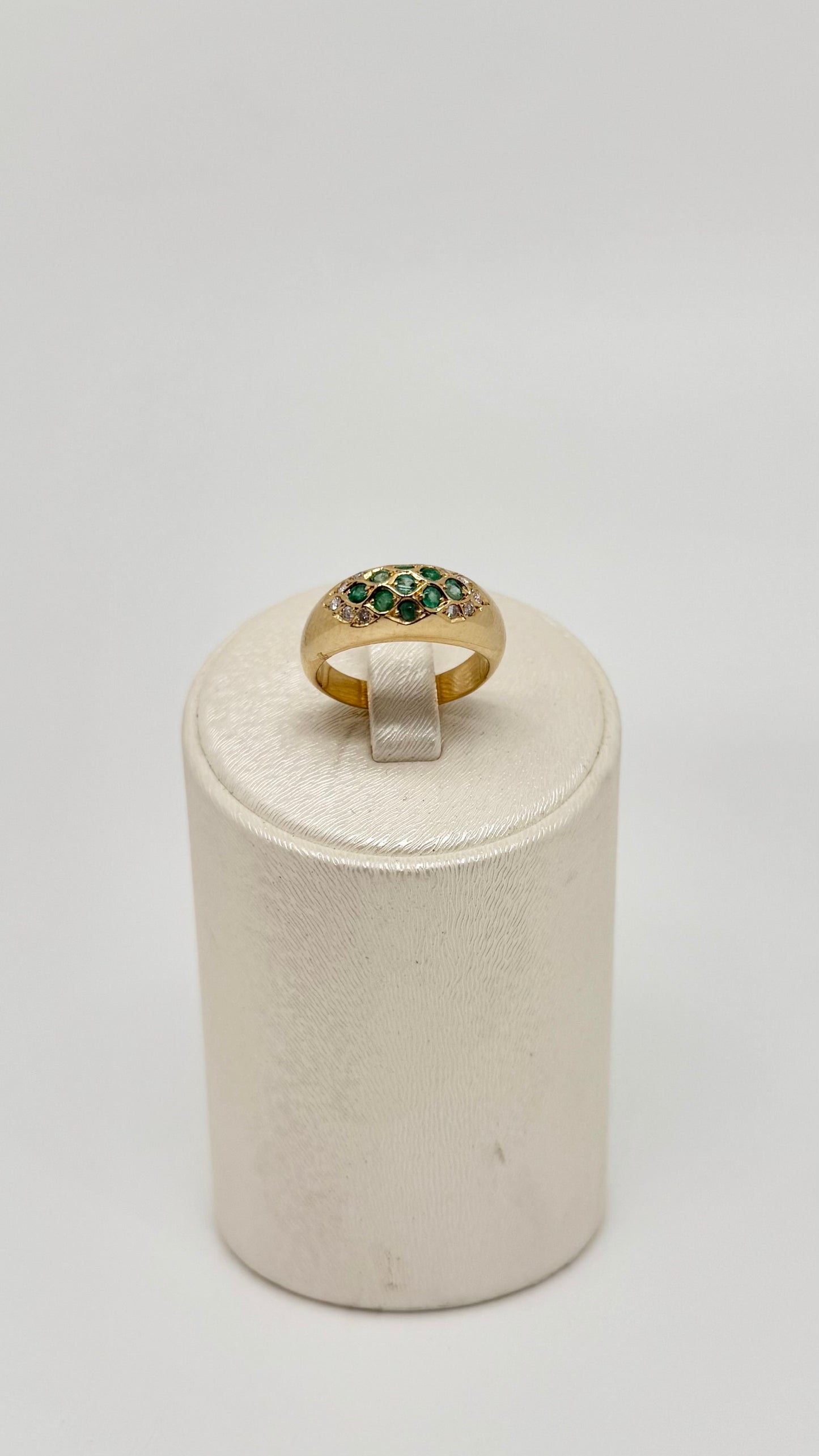 Geelgouden ring bezet met natuurlijke diamanten en smaragd