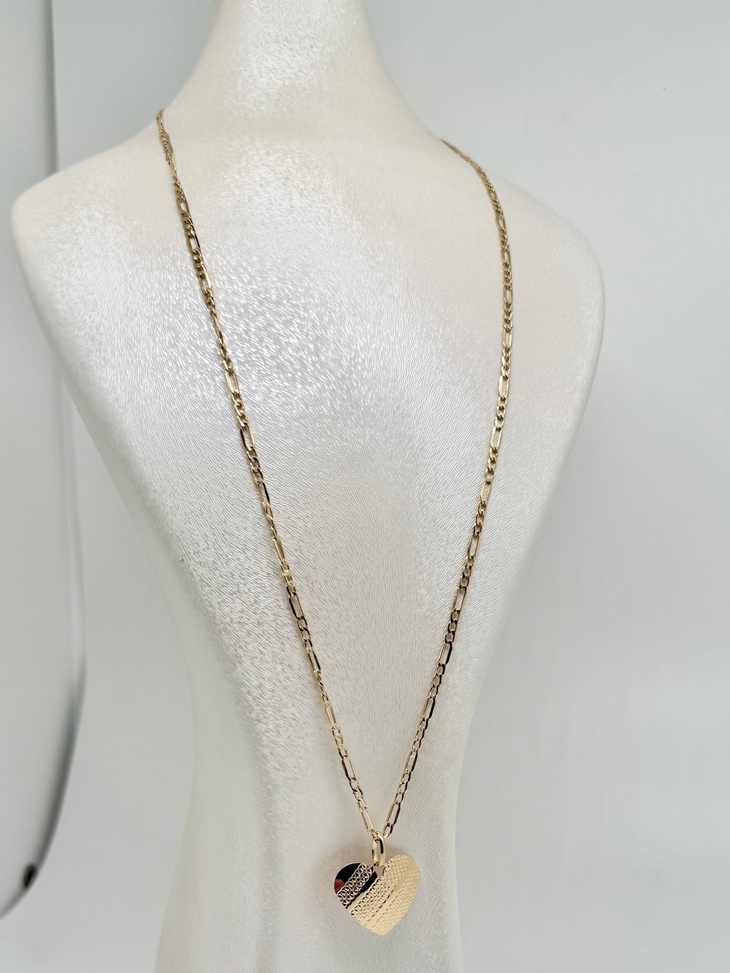 Yellow gold necklace with heart motif pendant