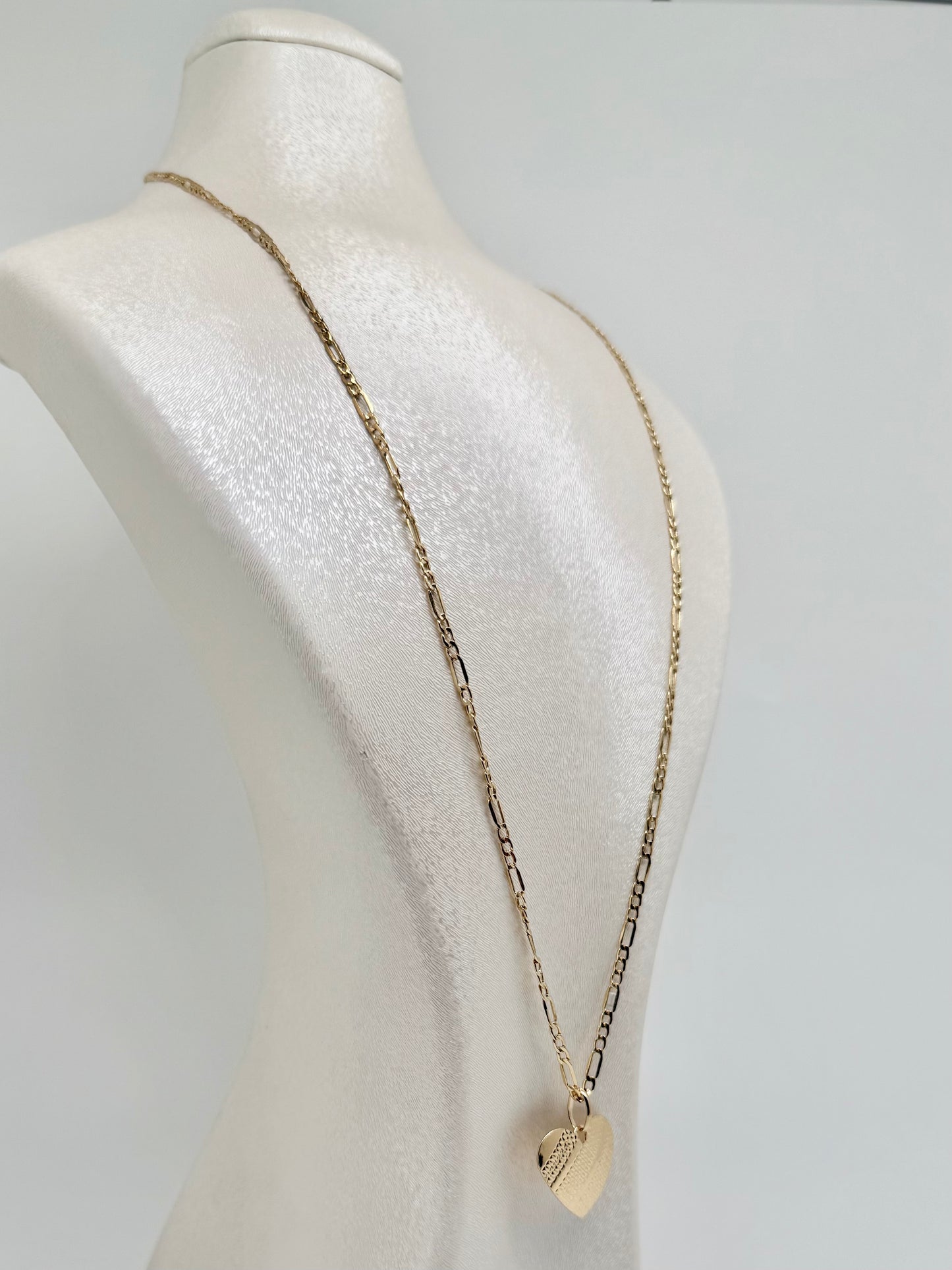 Yellow gold necklace with heart motif pendant