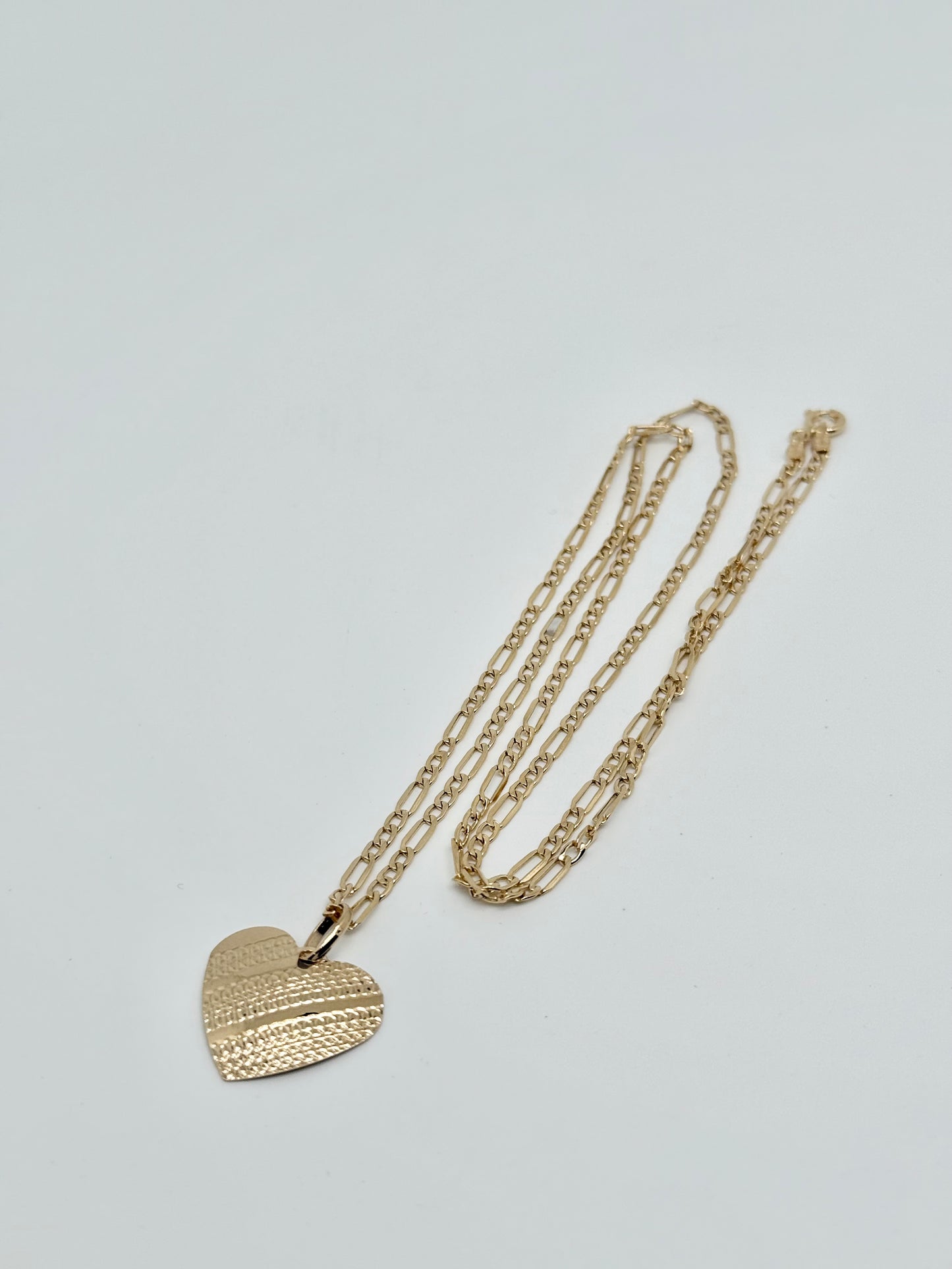 Yellow gold necklace with heart motif pendant