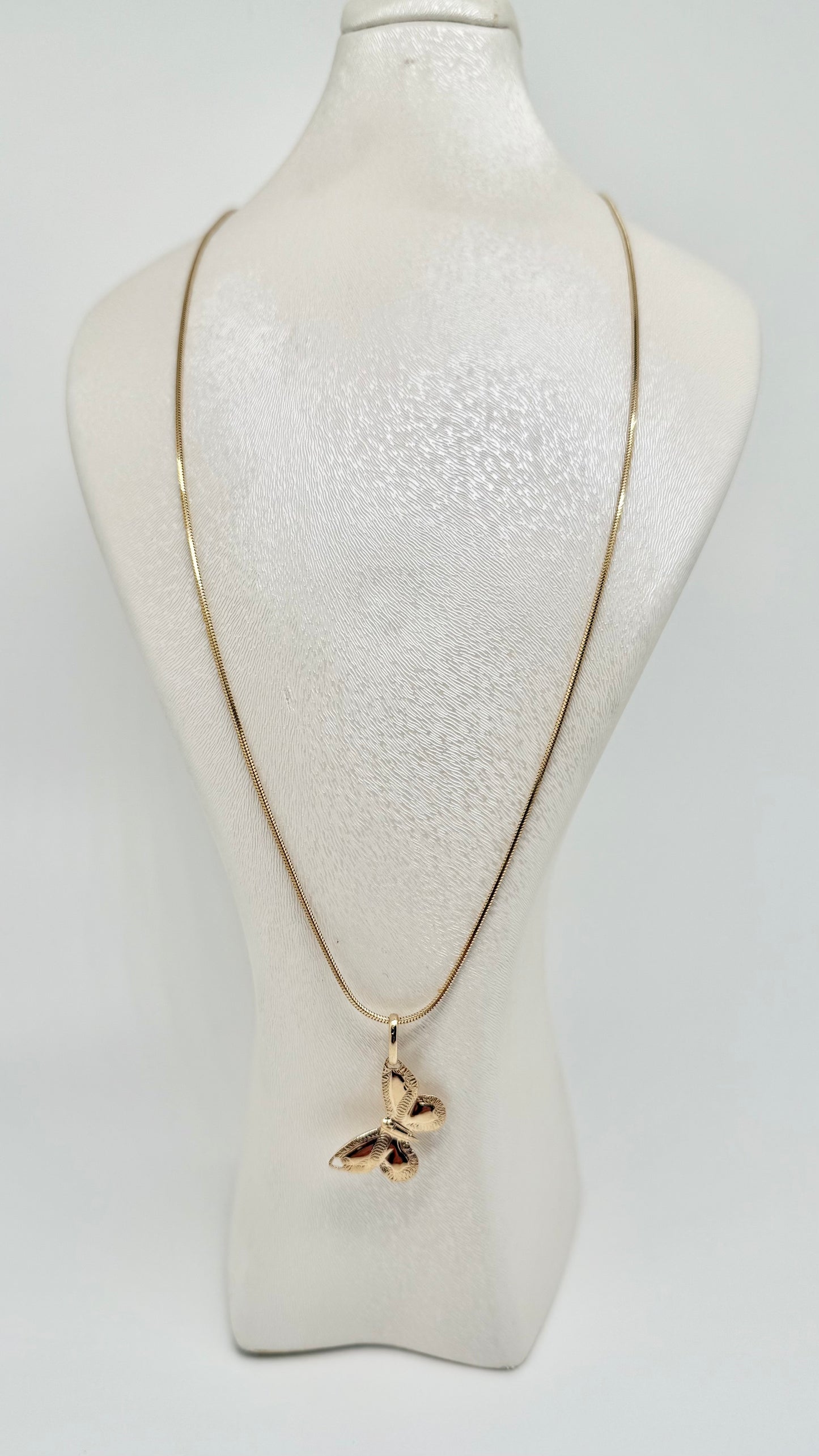 Geelgouden ketting met vlinderhanger