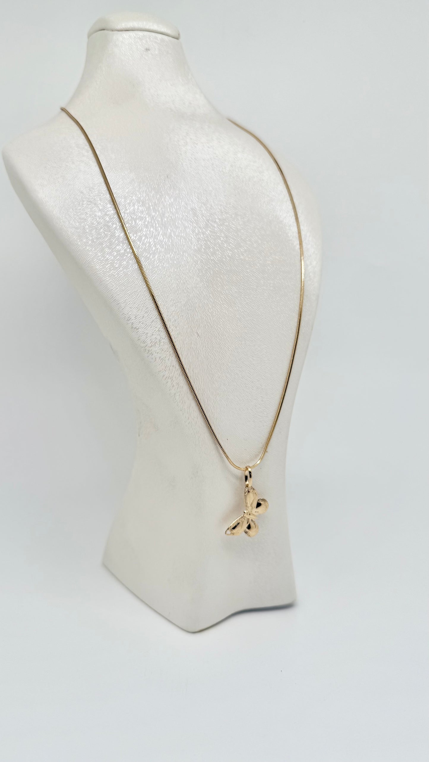 Geelgouden ketting met vlinderhanger