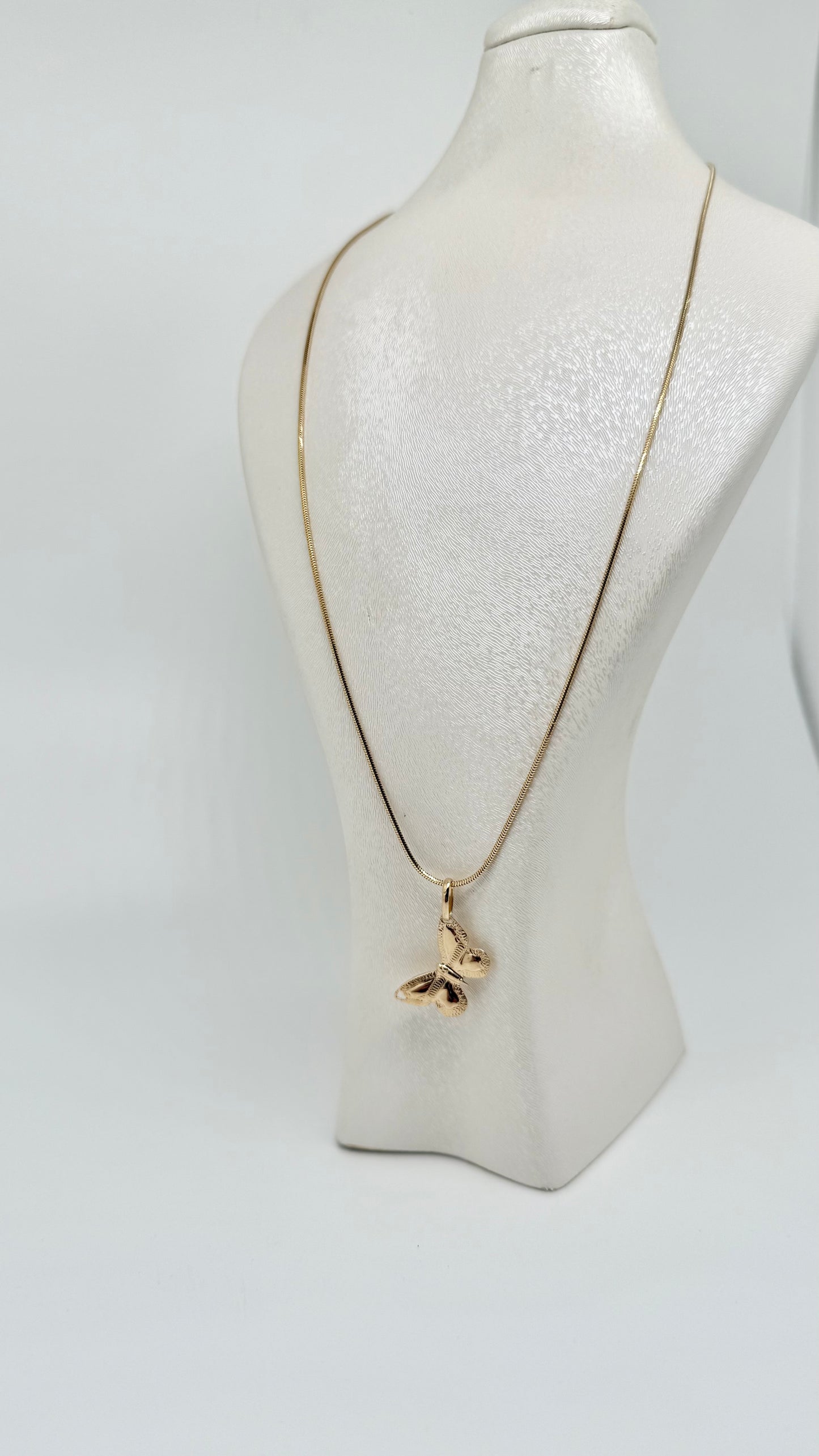 Geelgouden ketting met vlinderhanger