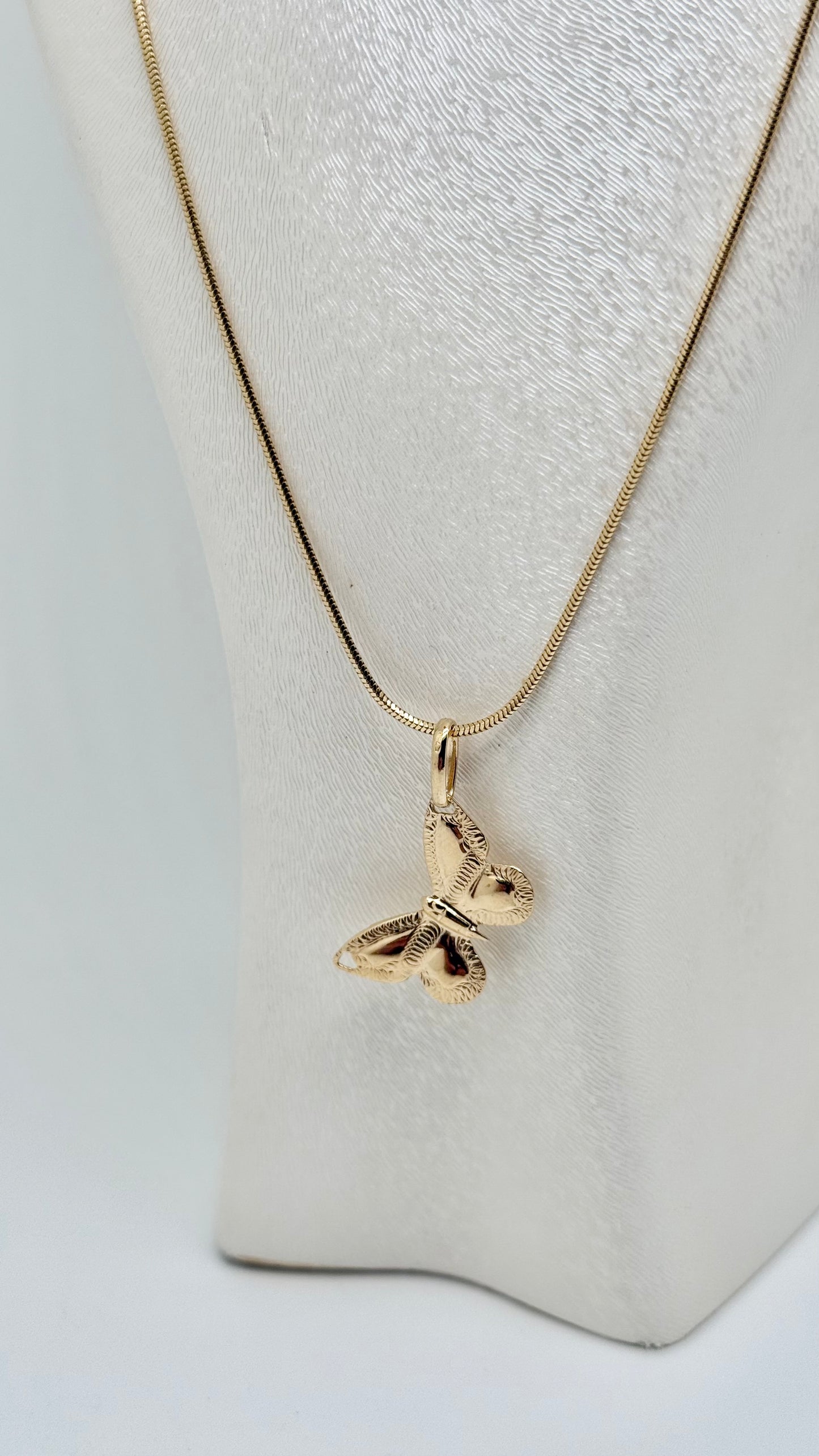 Geelgouden ketting met vlinderhanger
