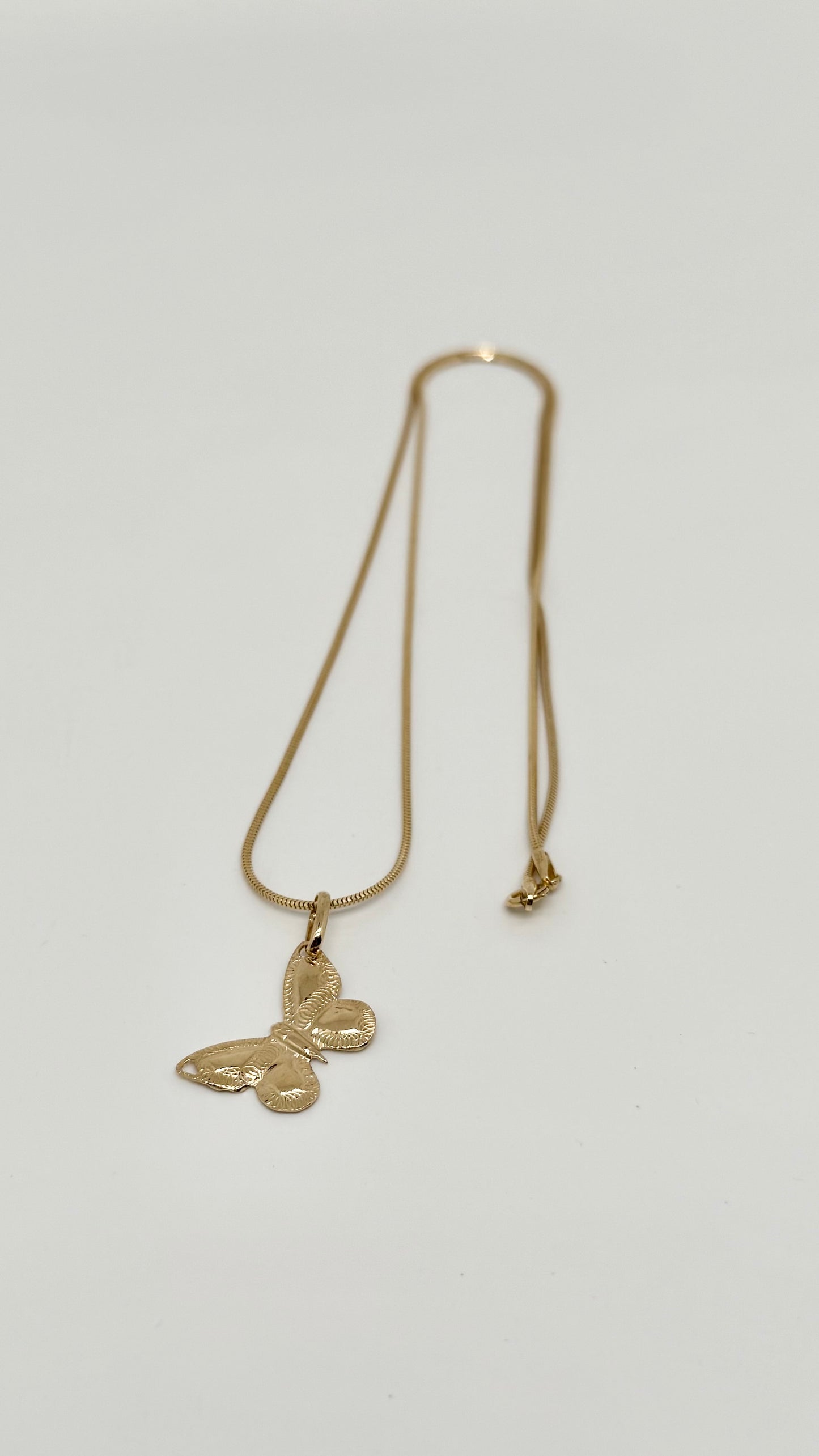 Geelgouden ketting met vlinderhanger