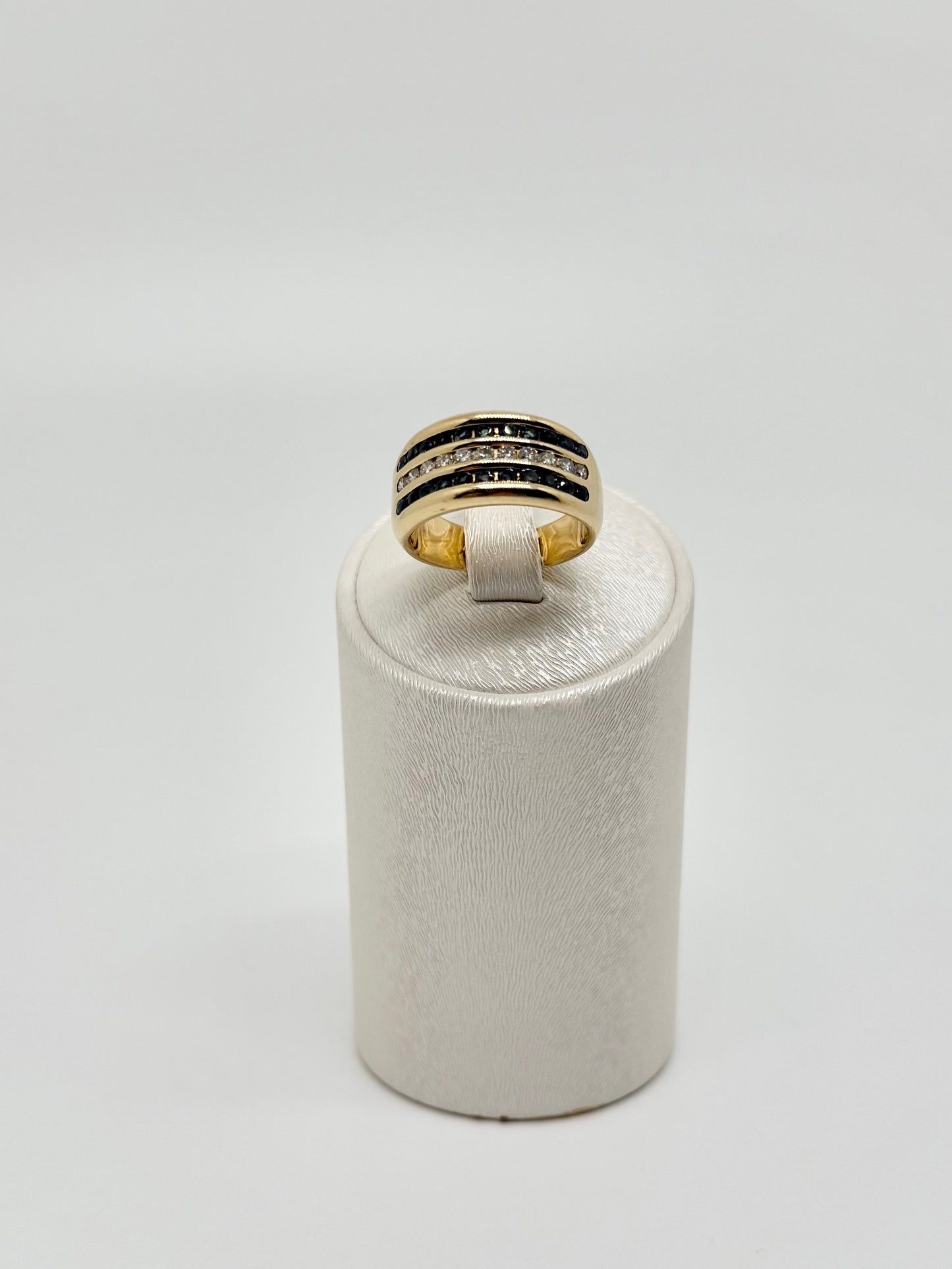 Geelgouden ring bezet met diamanten en natuurlijke saffieren