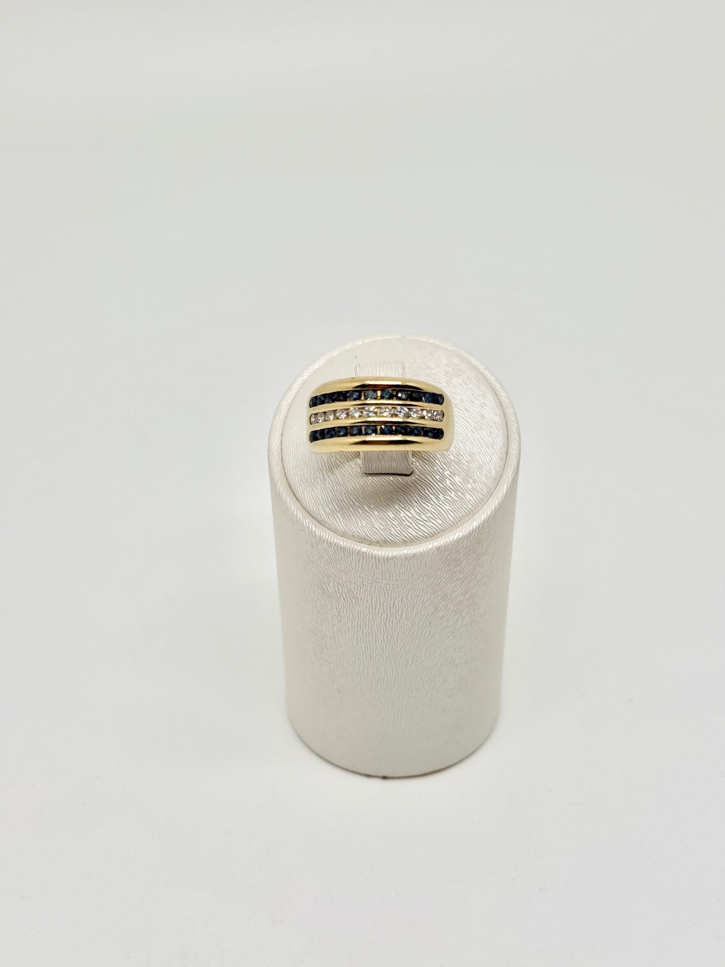 Geelgouden ring bezet met diamanten en natuurlijke saffieren