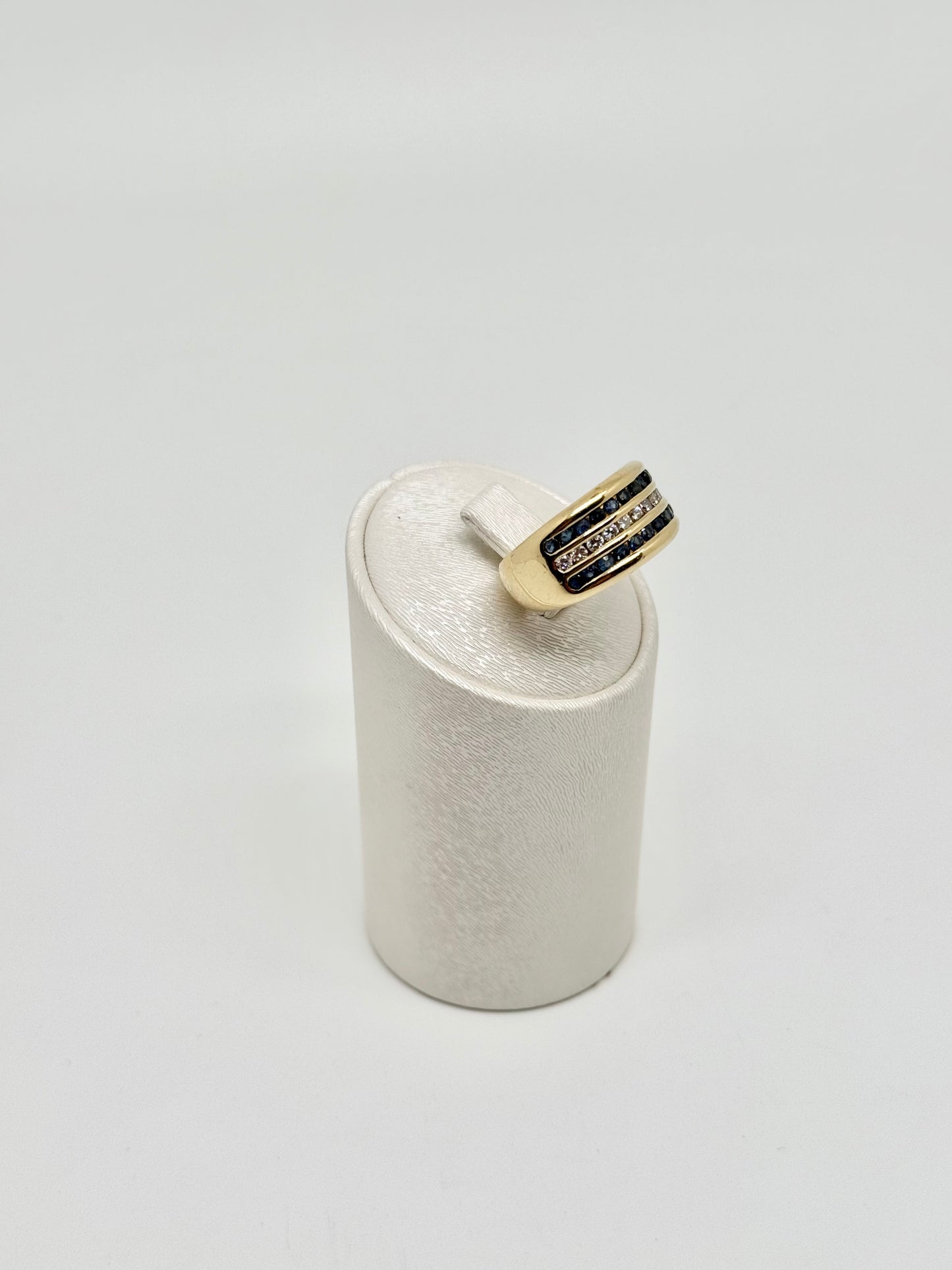Geelgouden ring bezet met diamanten en natuurlijke saffieren