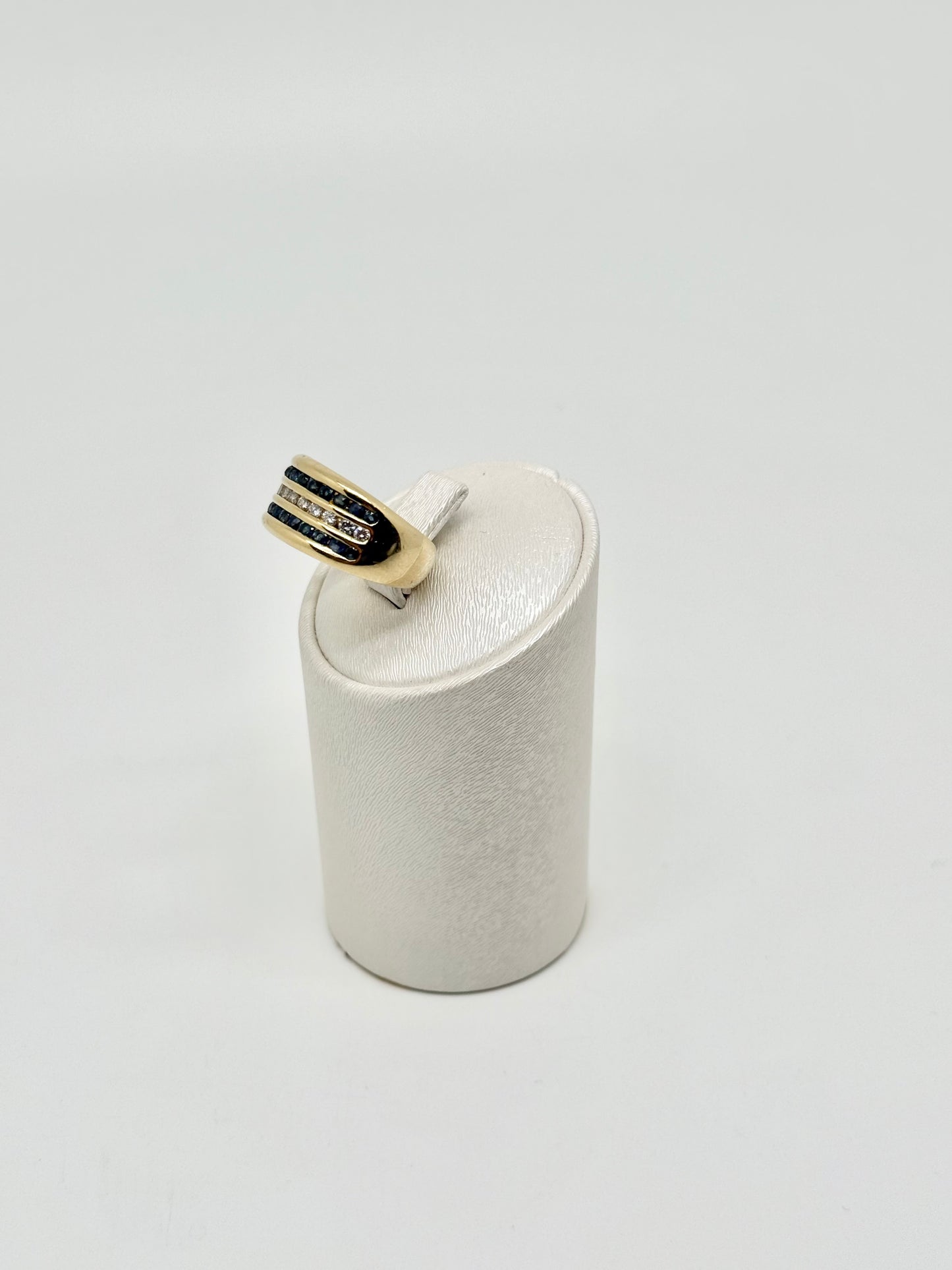 Geelgouden ring bezet met diamanten en natuurlijke saffieren