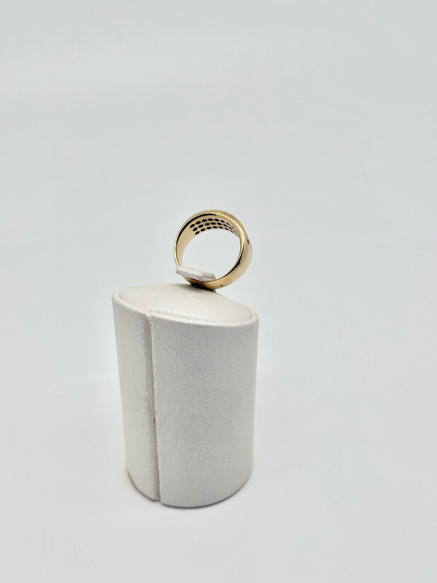 Geelgouden ring bezet met diamanten en natuurlijke saffieren