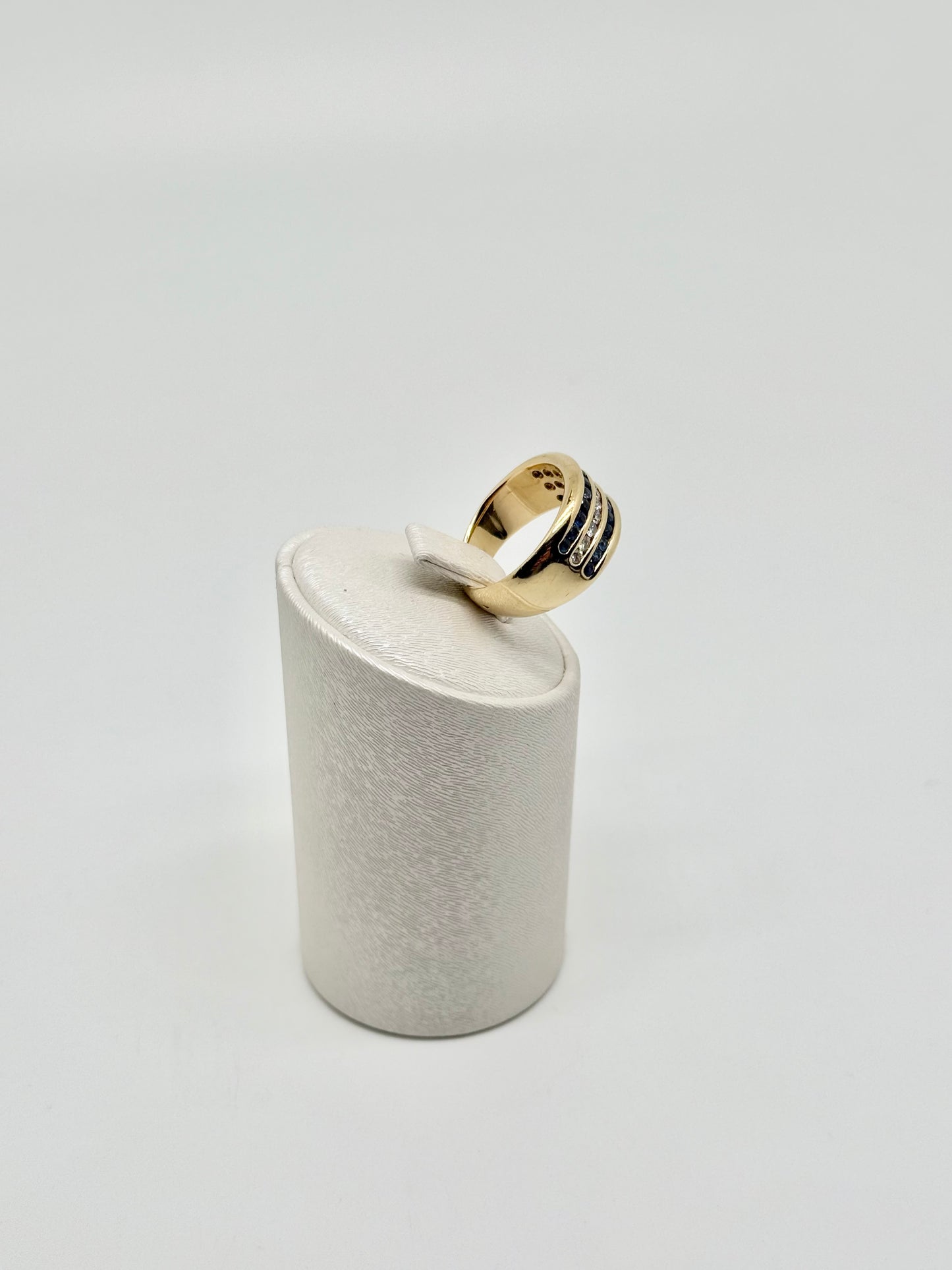 Geelgouden ring bezet met diamanten en natuurlijke saffieren