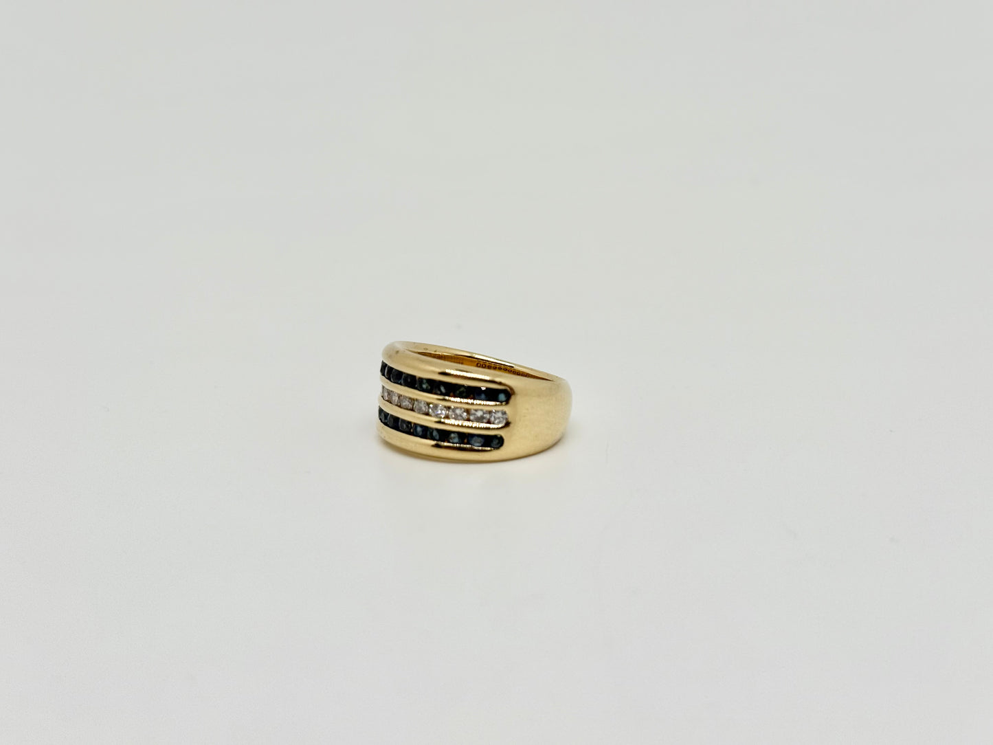 Geelgouden ring bezet met diamanten en natuurlijke saffieren
