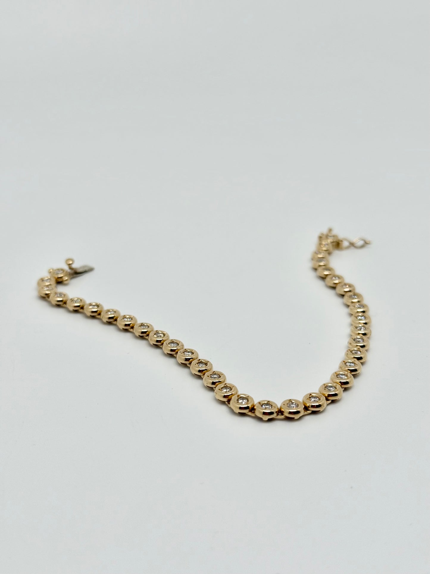 Yellow gold 'Tennis' bracelet, natural diamonds