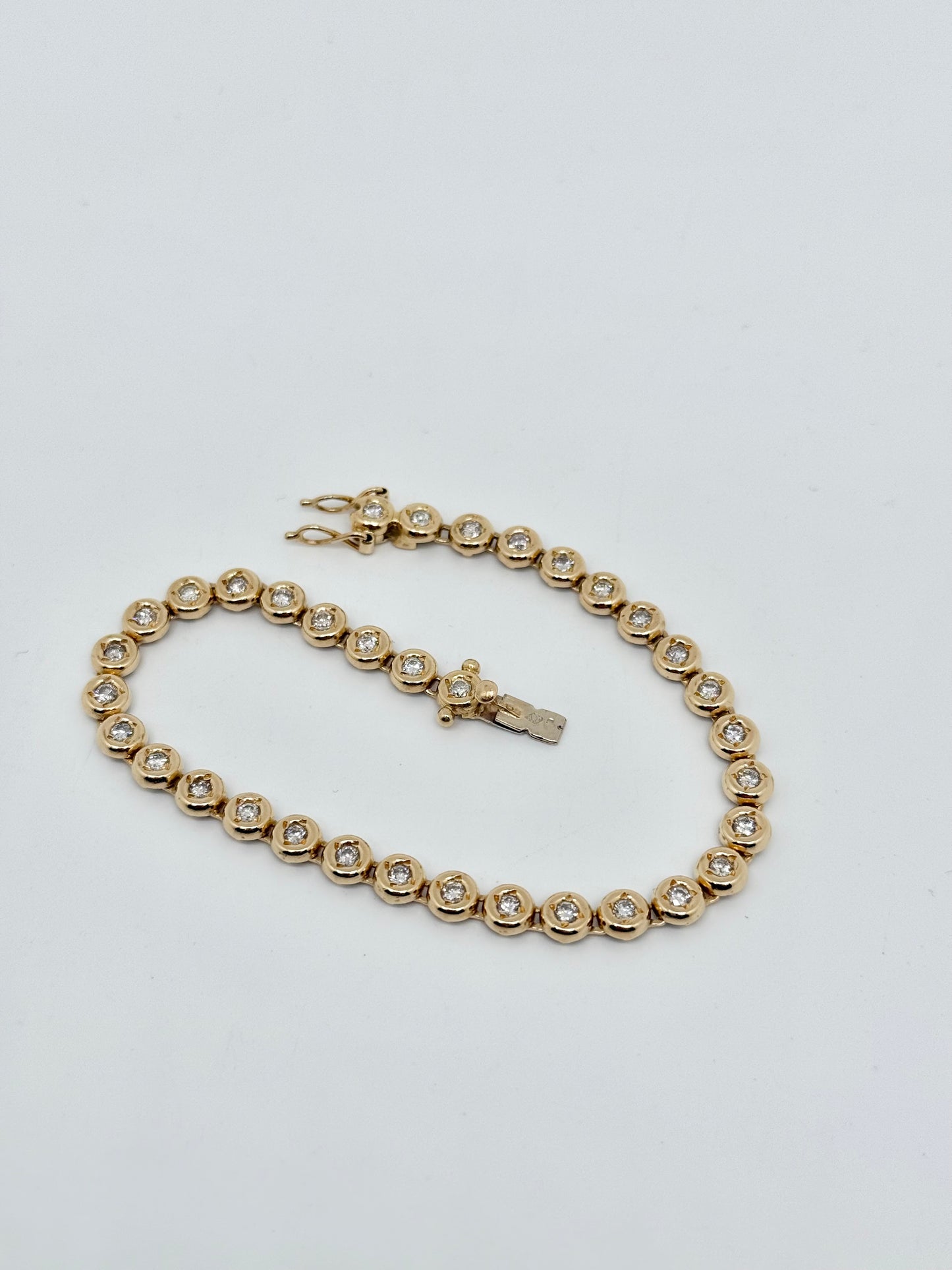 Yellow gold 'Tennis' bracelet, natural diamonds