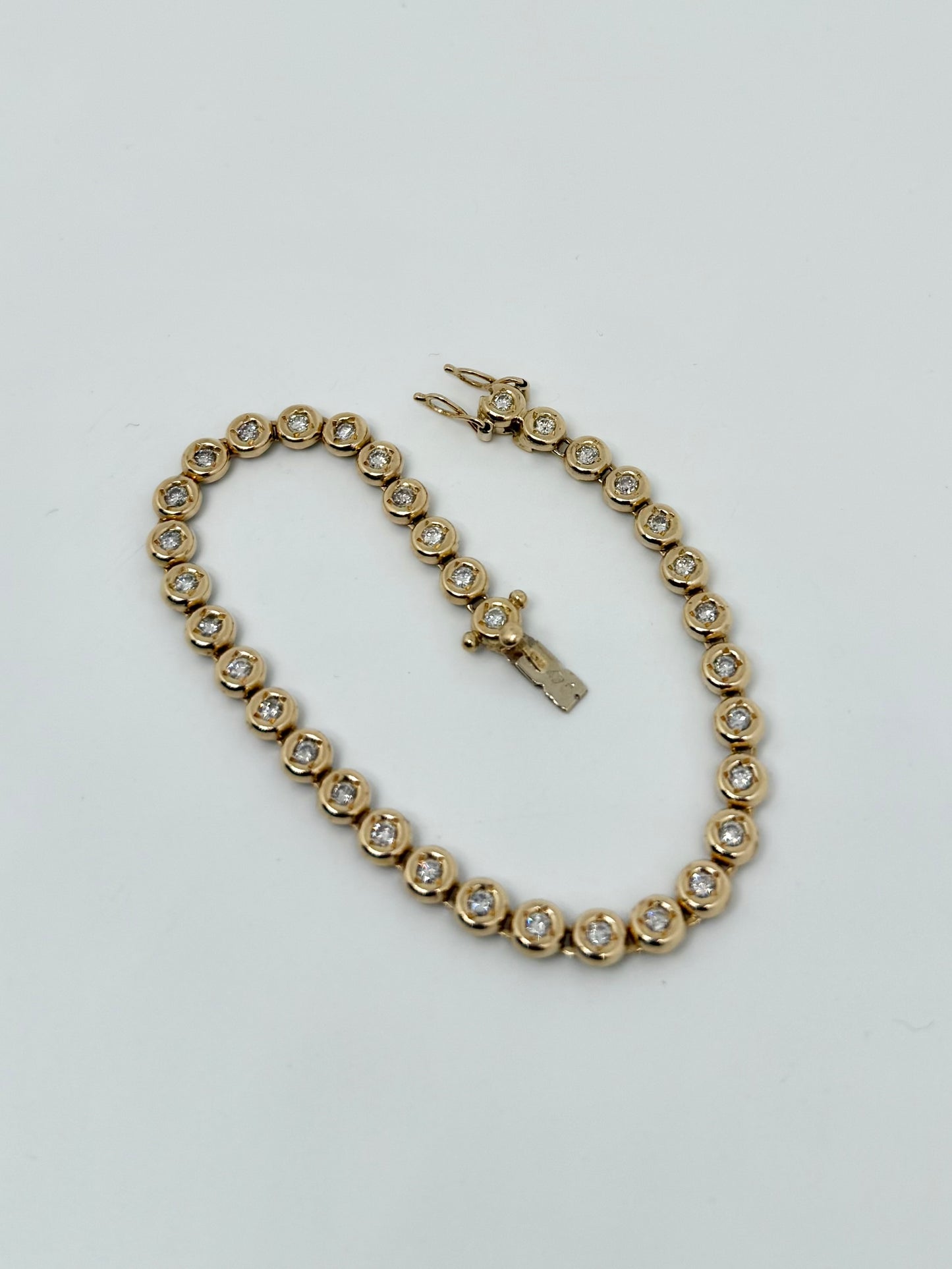 Yellow gold 'Tennis' bracelet, natural diamonds