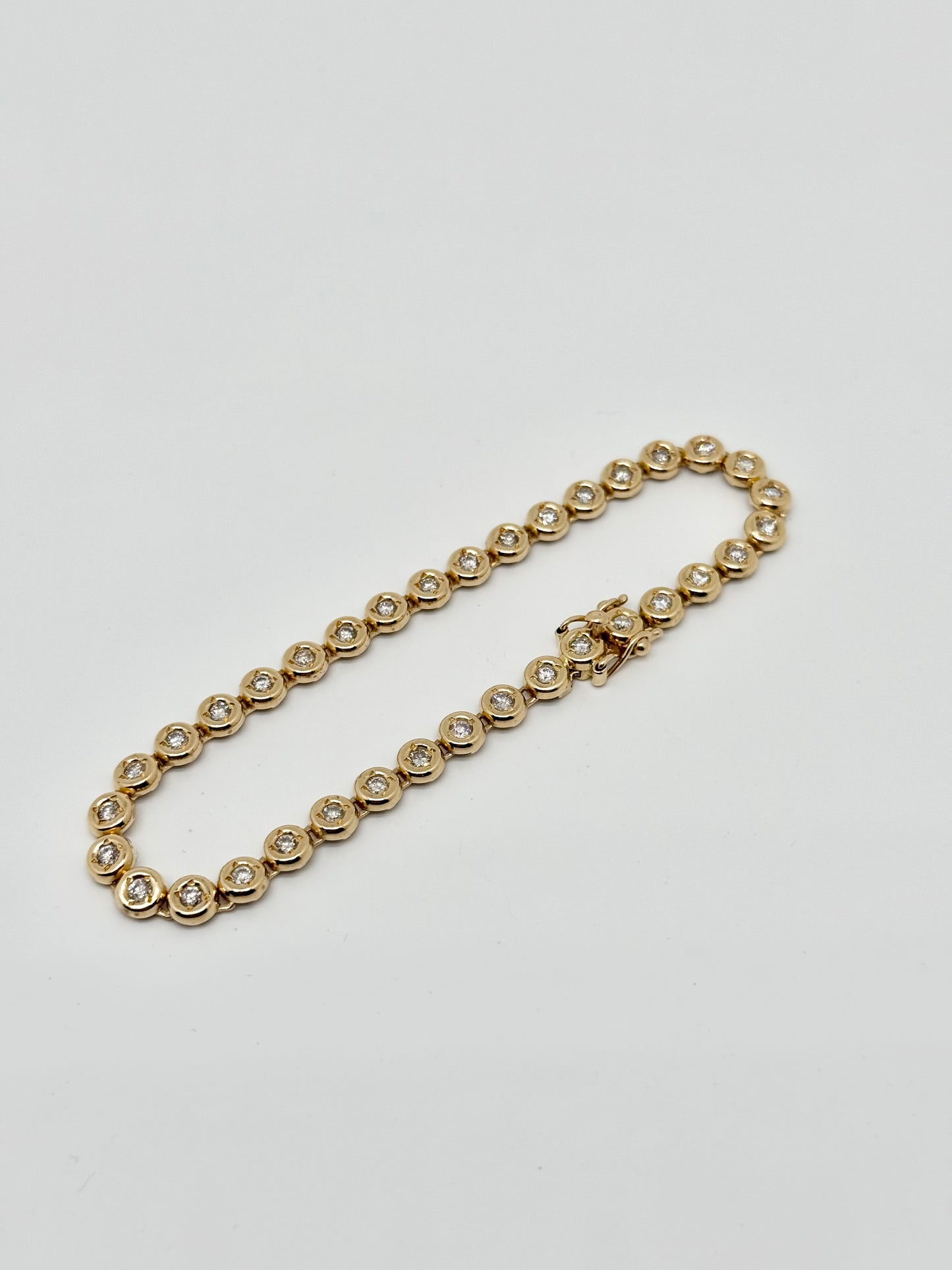 Yellow gold 'Tennis' bracelet, natural diamonds
