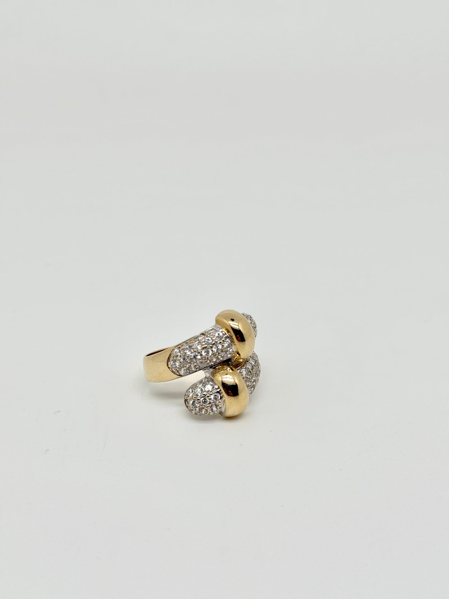 Geelgouden ring bezet met zirkonen